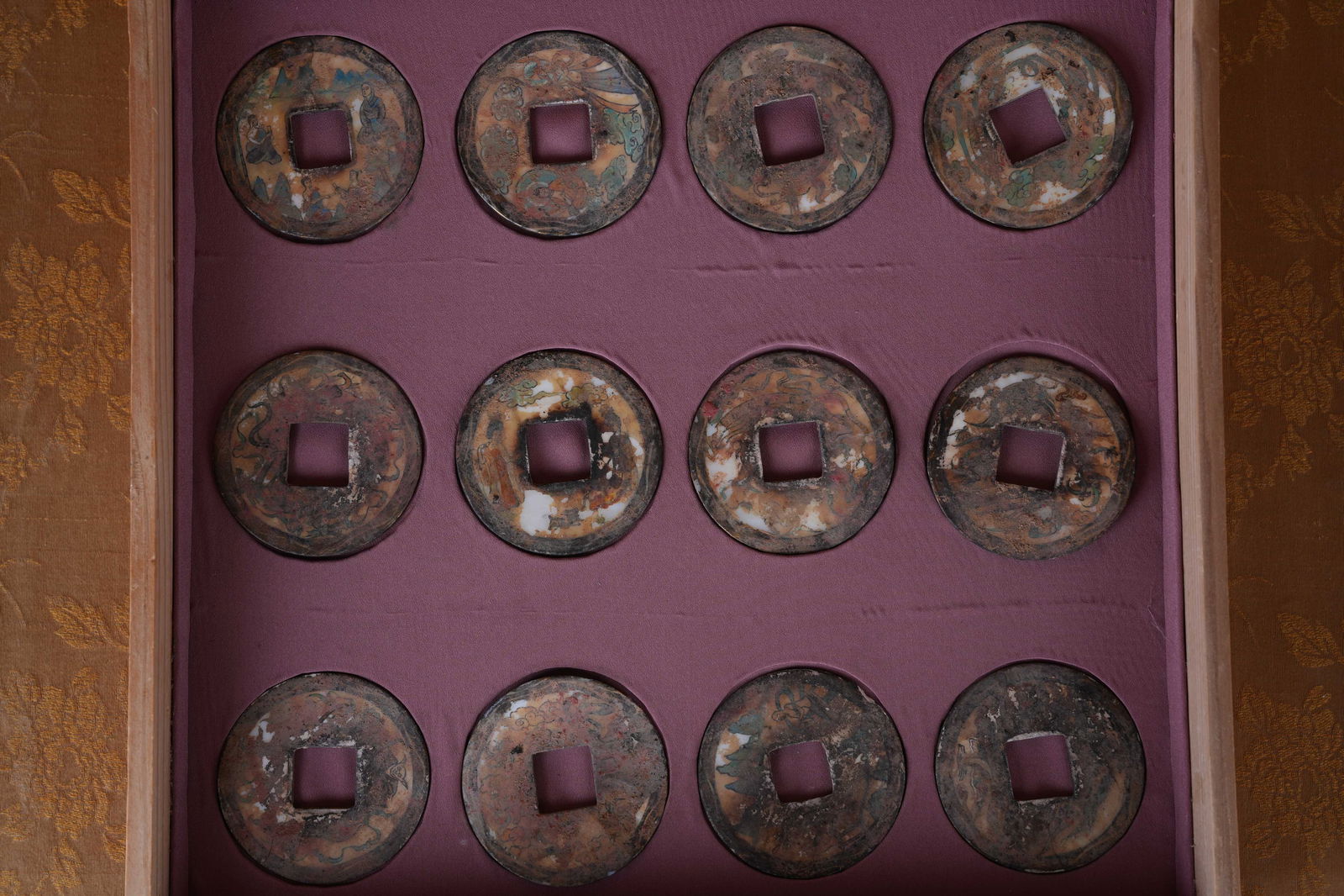 A TANG DYNASTY SET OF TWELVE KAIYUAN TONGBAO BRONZE COINS WITH SNAIL-SHAPED RIMS (1 of 8)