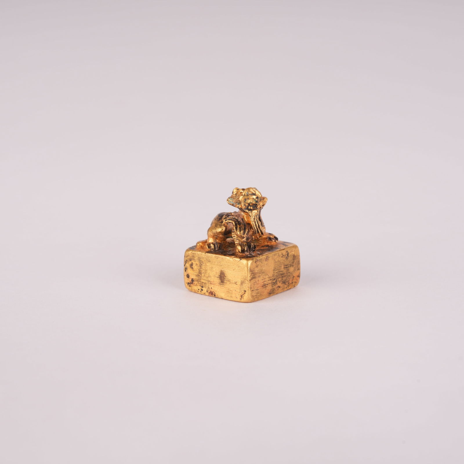 A PURE GOLD SEAL WITH GUARDIAN FINIAL, HAN DYNASTY - 2
