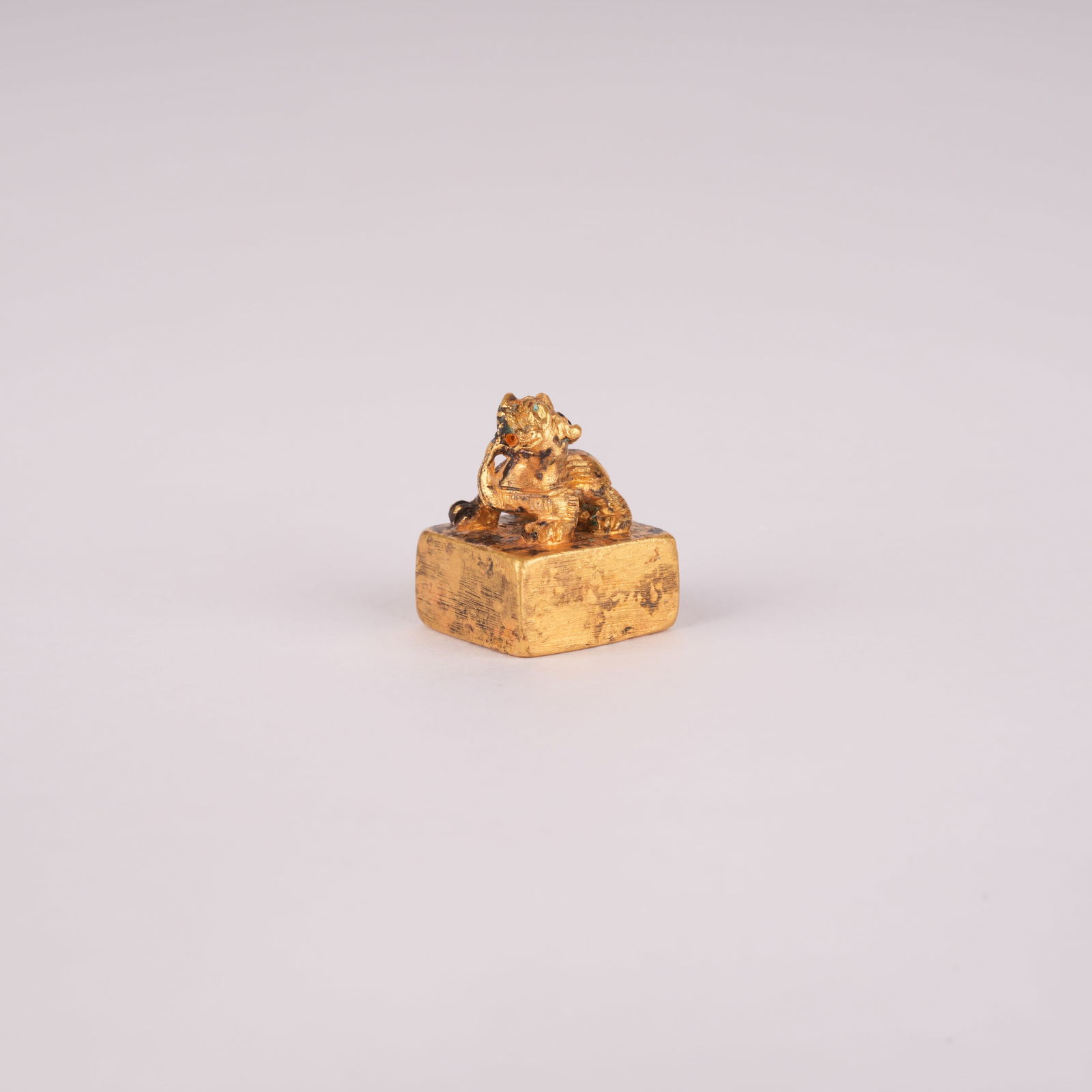 A PURE GOLD SEAL WITH GUARDIAN FINIAL, HAN DYNASTY - 4