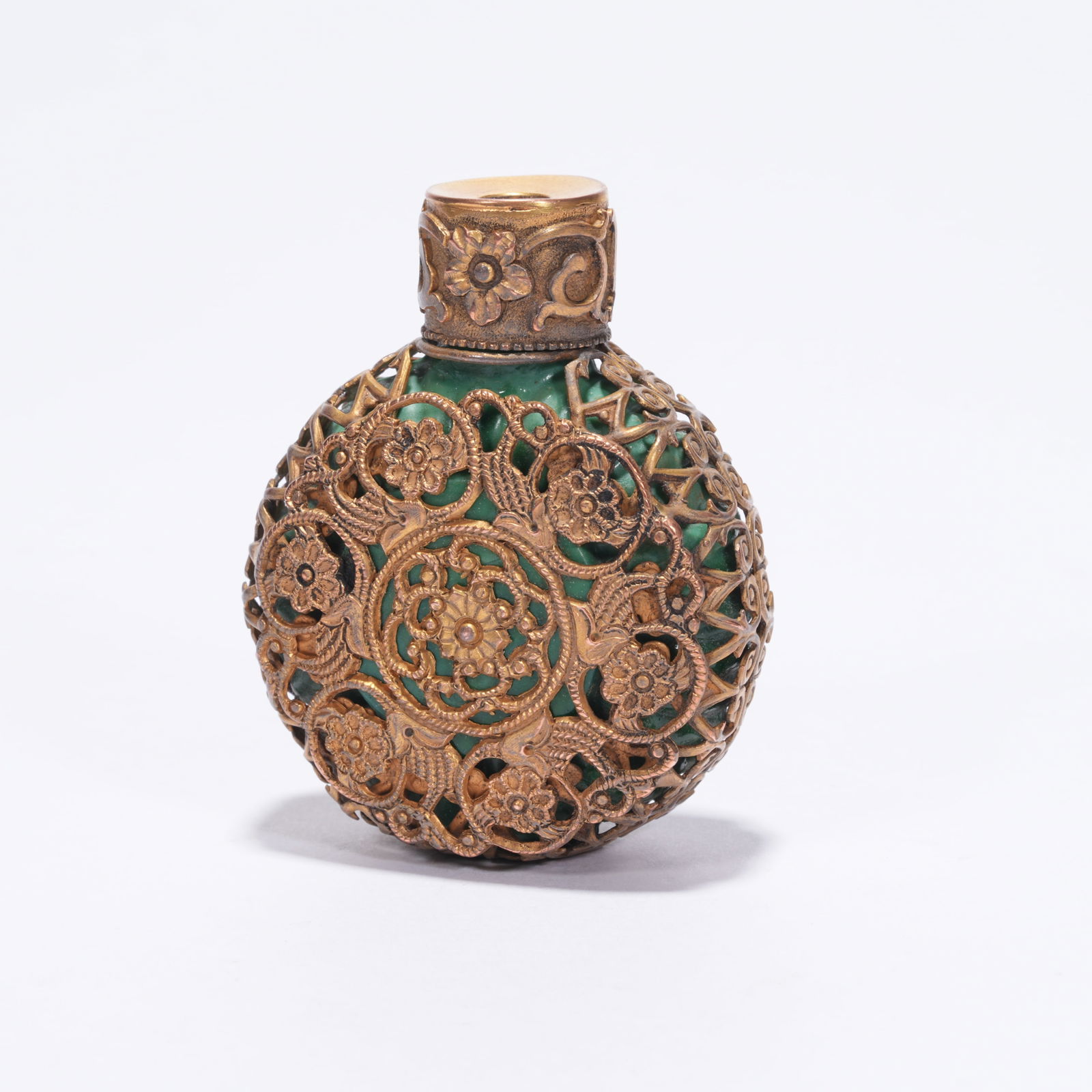 A GLASS SNUFF BOTTLE (1 of 9)