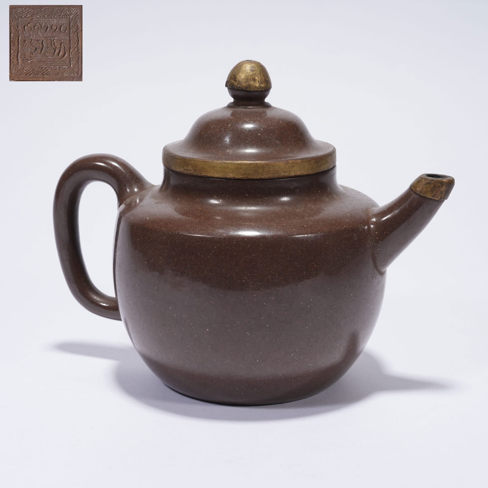 A ZISHA TEAPOT WITH GILT DECORATION: Zisha Teapot with Gilt Decoration
