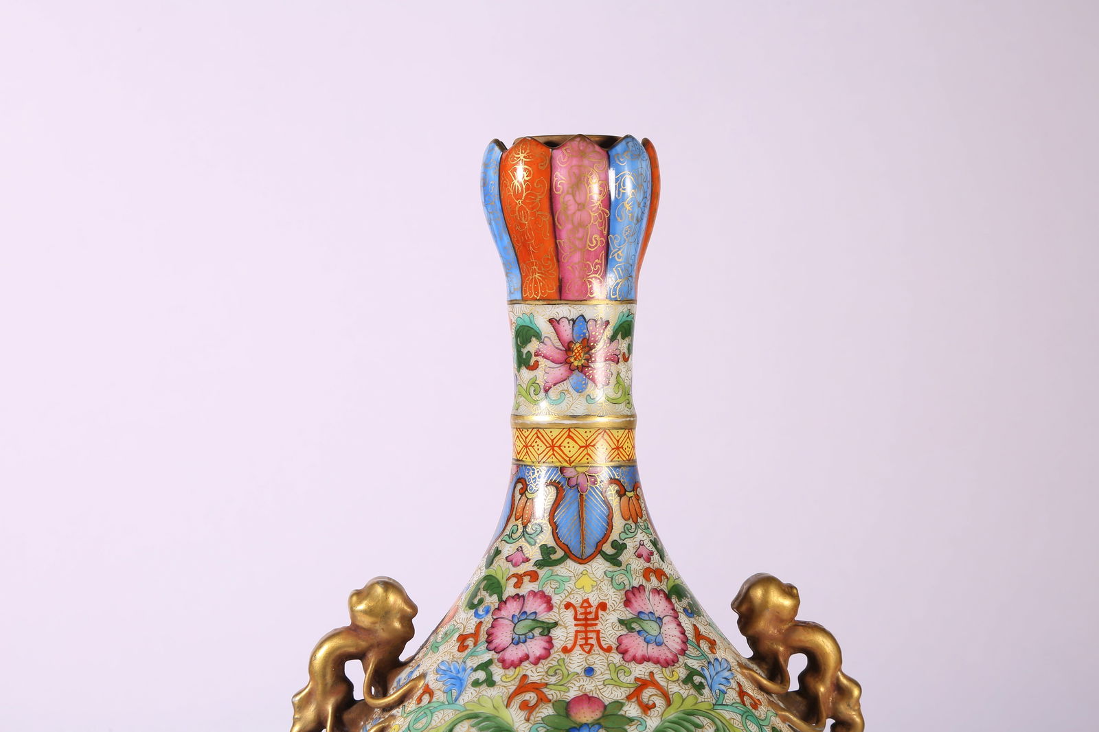 A FAMILLE-ROSE GARLIC-SHAPED VASE WITH INTERTWINING LOTUS MOTIFS - 2