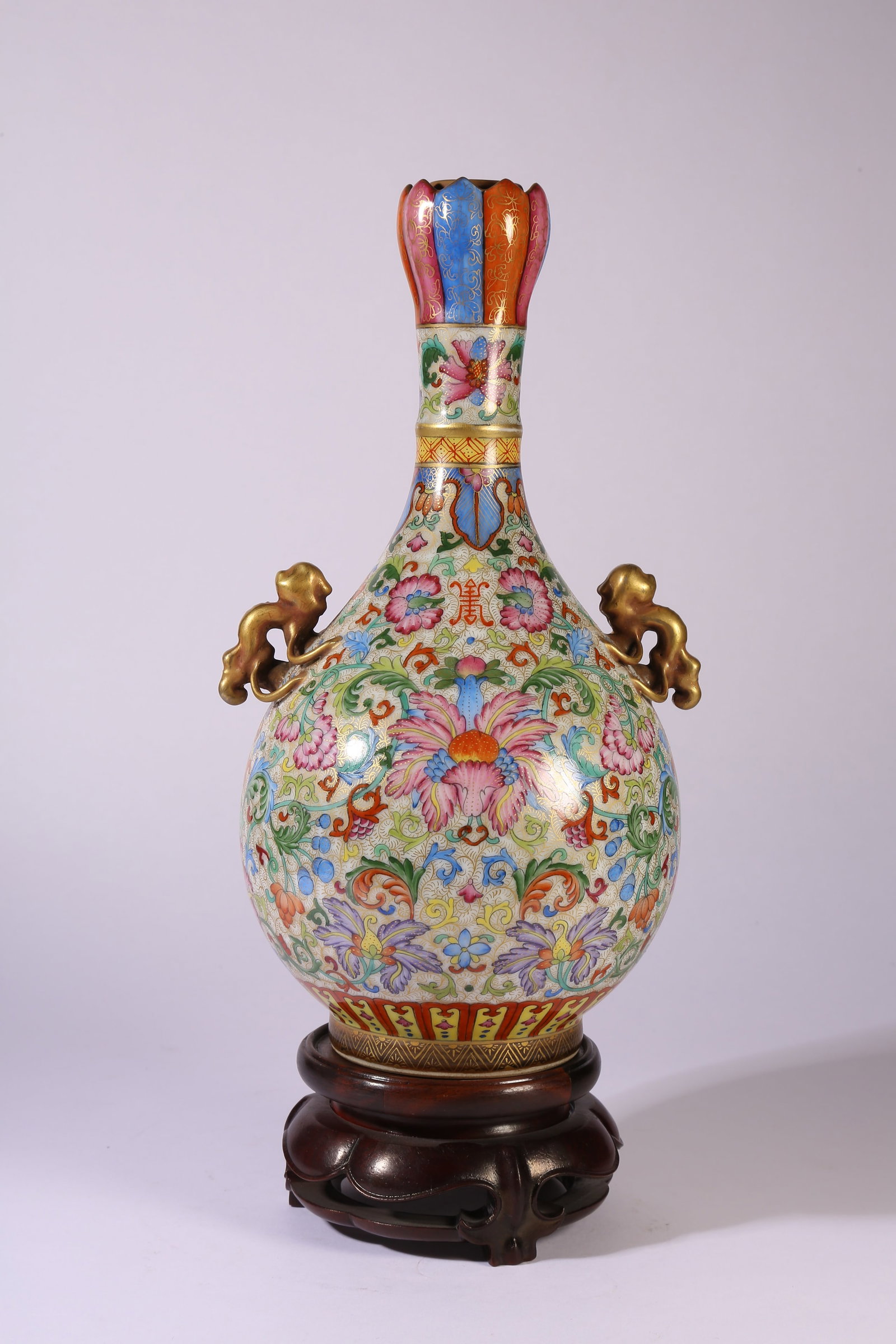 A FAMILLE-ROSE GARLIC-SHAPED VASE WITH INTERTWINING LOTUS MOTIFS - 8