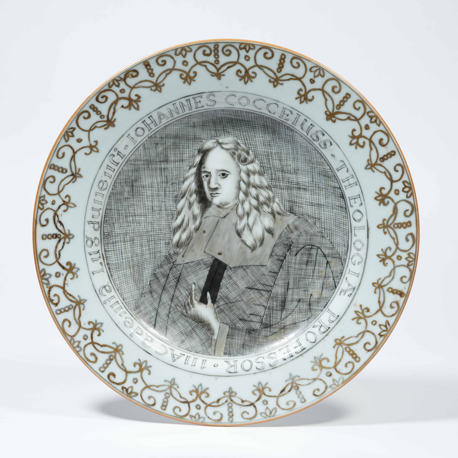 A INK-BLACK ENAMEL AND GILT-DECORATED DISH WITH FIGURE MOTIFS: Ink-Black Enamel and Gilt-Decorated Dish with Figure Motifs