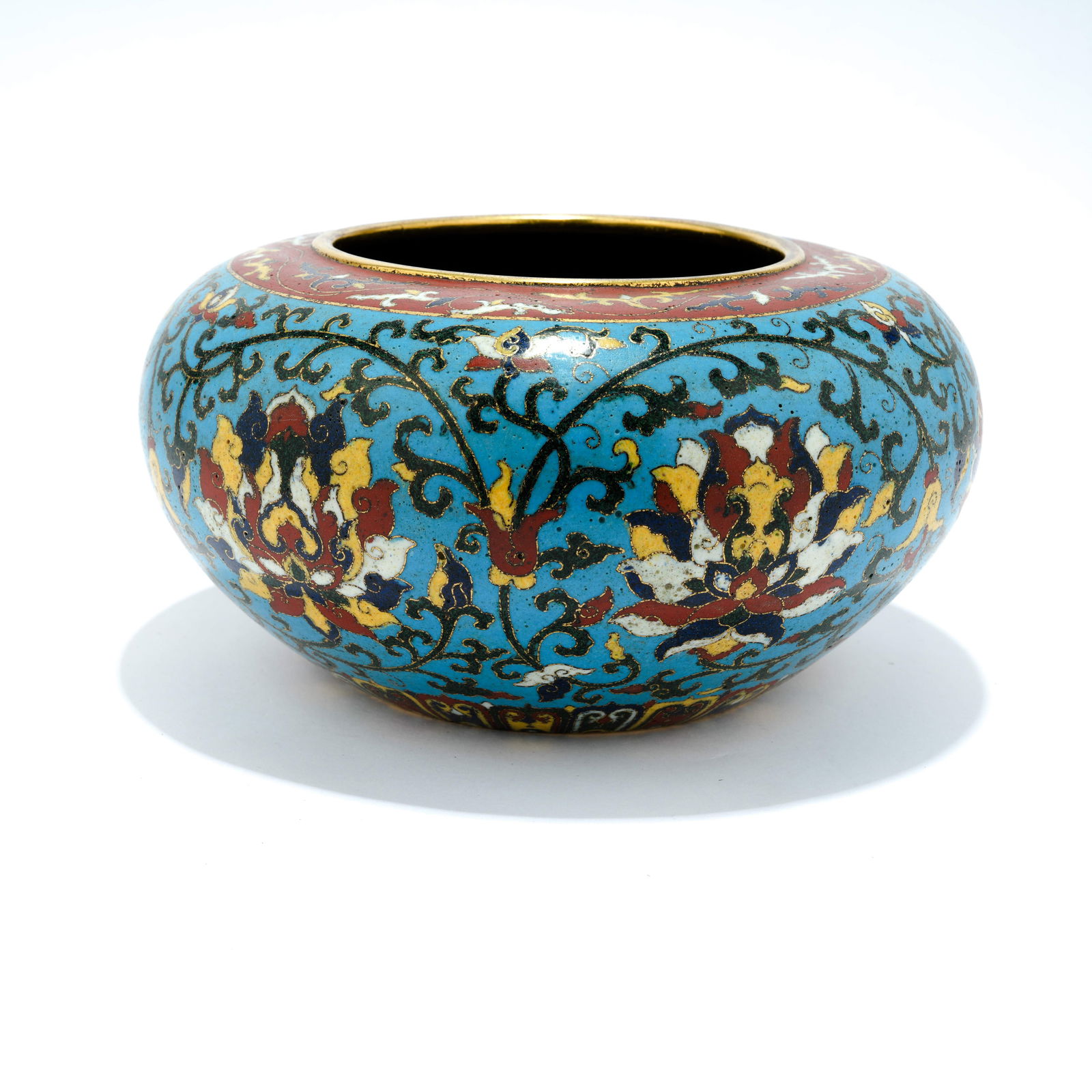 A CLOISONNÉ ENAMEL JAR WITH INTERTWINED FLORAL SCROLL DESIGN ON A BRONZE BODY - 2