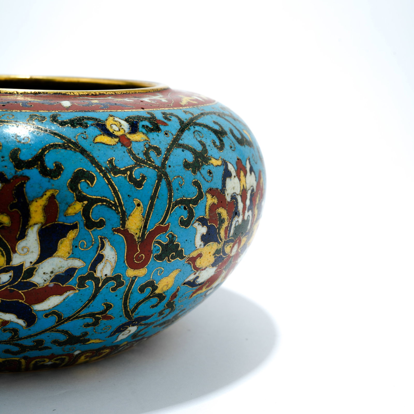 A CLOISONNÉ ENAMEL JAR WITH INTERTWINED FLORAL SCROLL DESIGN ON A BRONZE BODY - 5