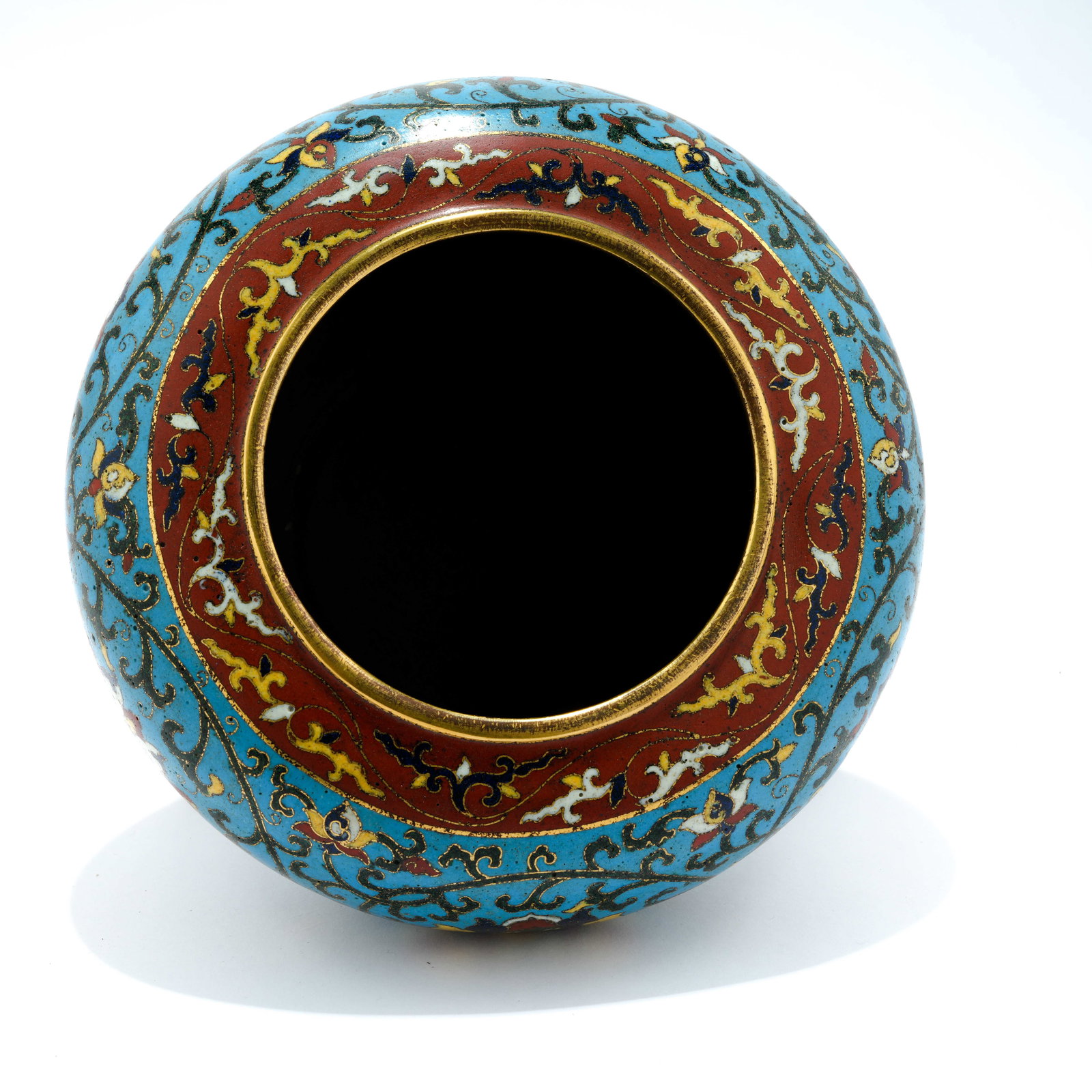 A CLOISONNÉ ENAMEL JAR WITH INTERTWINED FLORAL SCROLL DESIGN ON A BRONZE BODY - 6