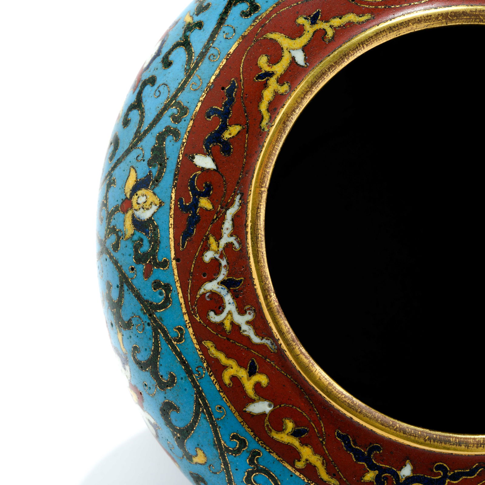 A CLOISONNÉ ENAMEL JAR WITH INTERTWINED FLORAL SCROLL DESIGN ON A BRONZE BODY - 7