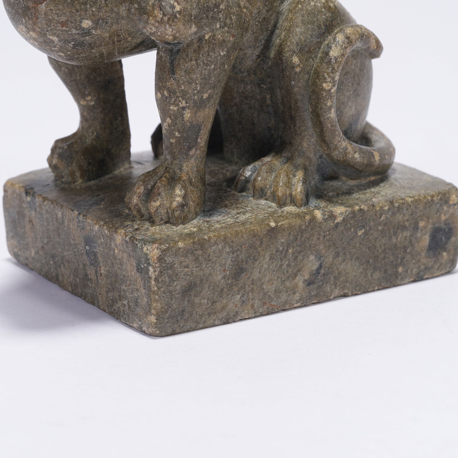 A LEOPARD-PATTERN STONE CAT FIGURINE - 3