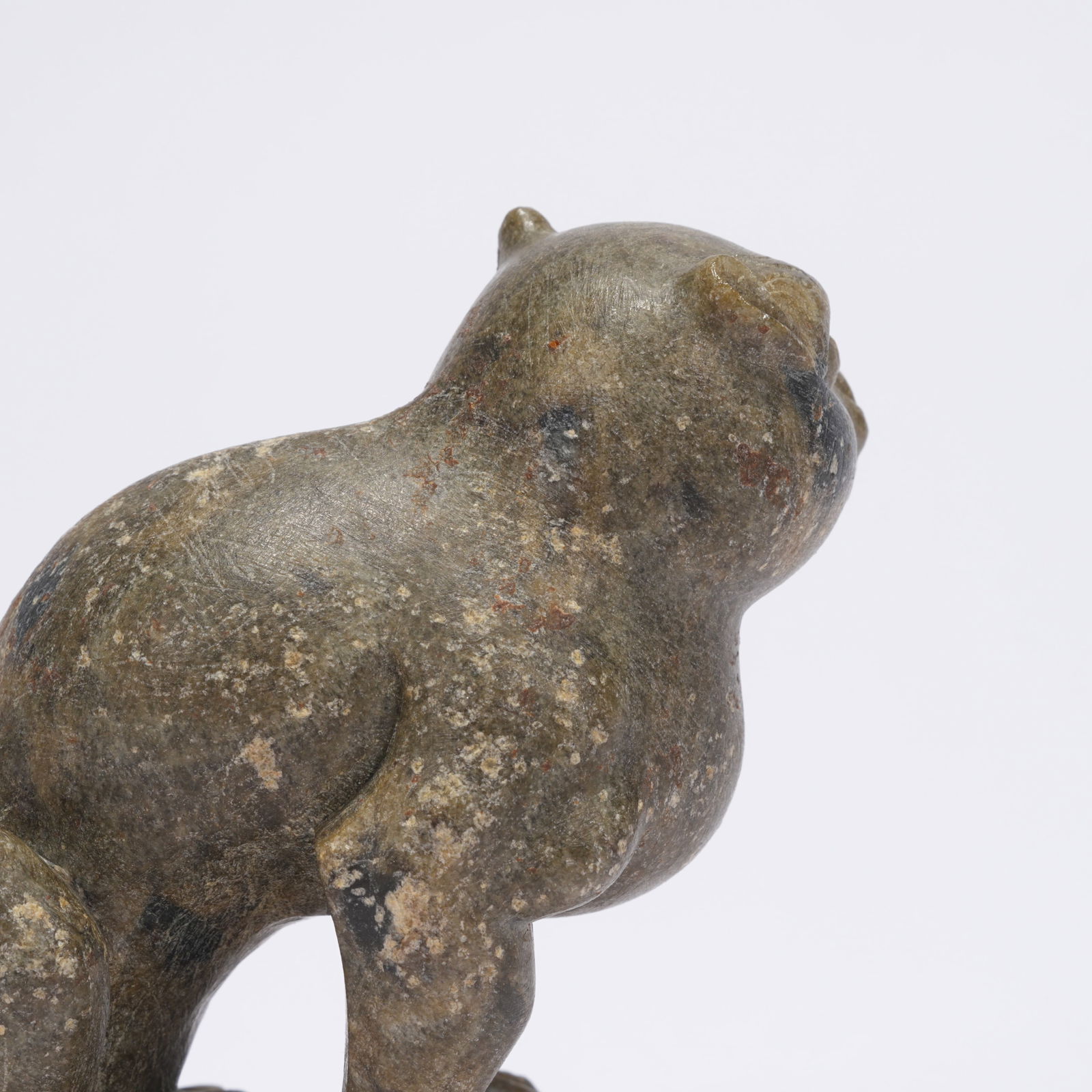 A LEOPARD-PATTERN STONE CAT FIGURINE - 7