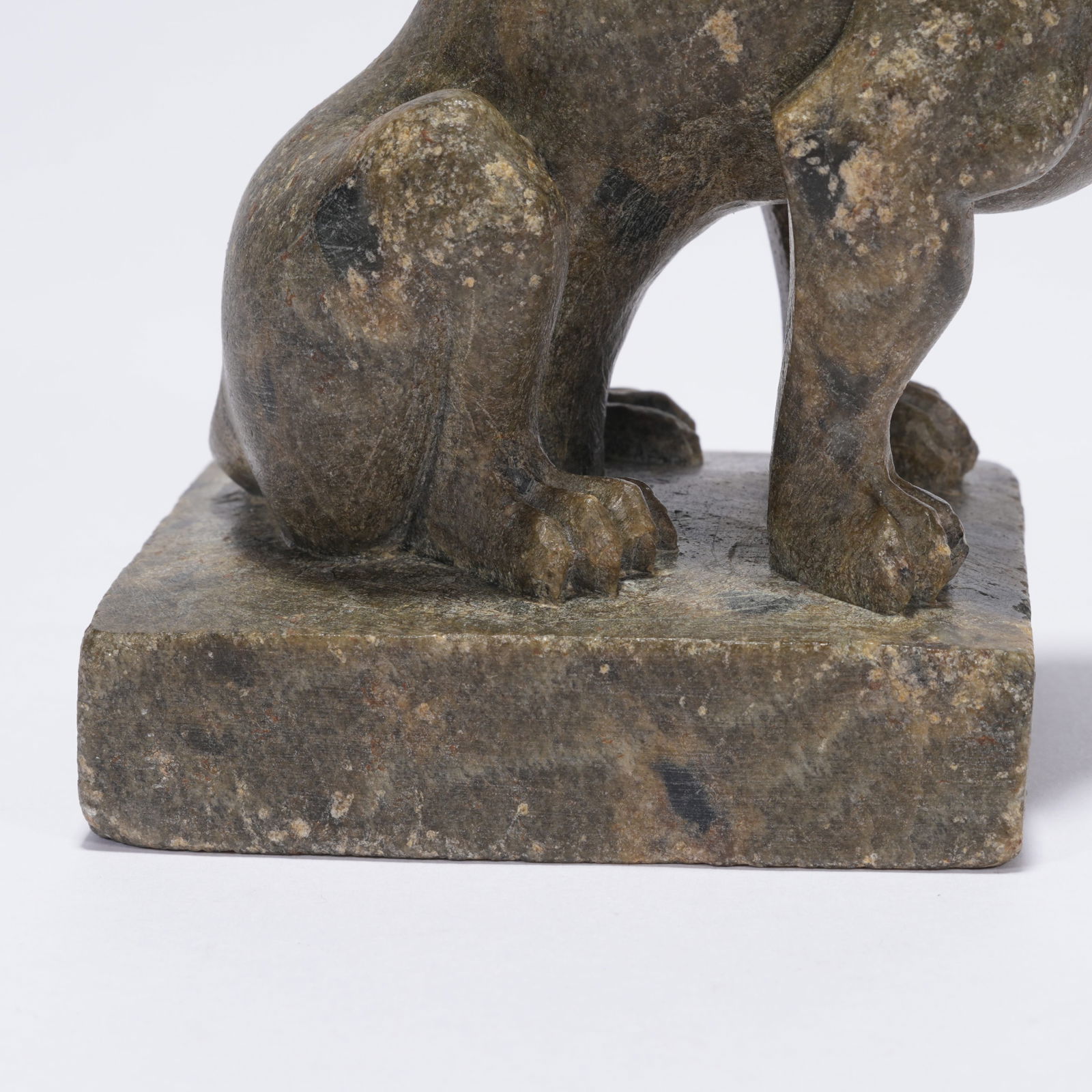 A LEOPARD-PATTERN STONE CAT FIGURINE - 8