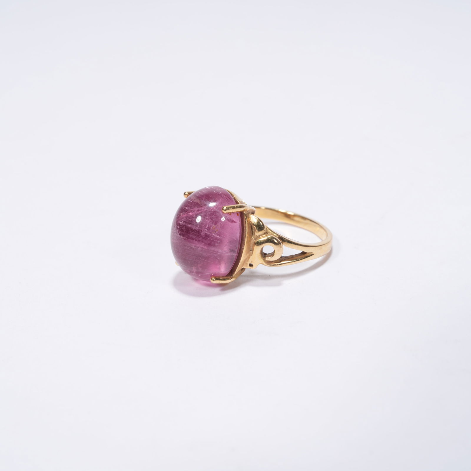 A TOURMALINE "PIGEON’S EGG" RING: One Tourmaline "Pigeon’s Egg" Ring