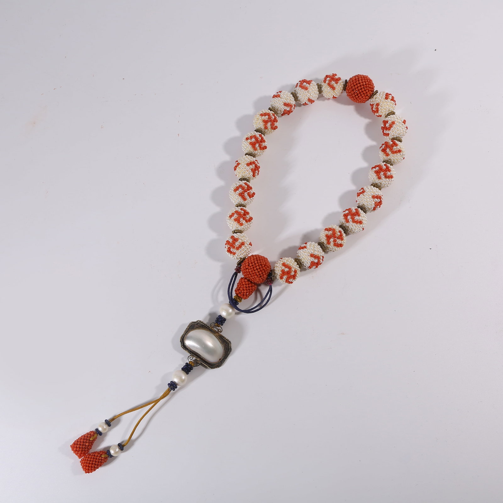 A QING DYNASTY GUANGXU EASTERN PEARL BEAD HAND-HELD NECKLACE: Qing Dynasty Guangxu Eastern Pearl Bead Hand-Held Necklace