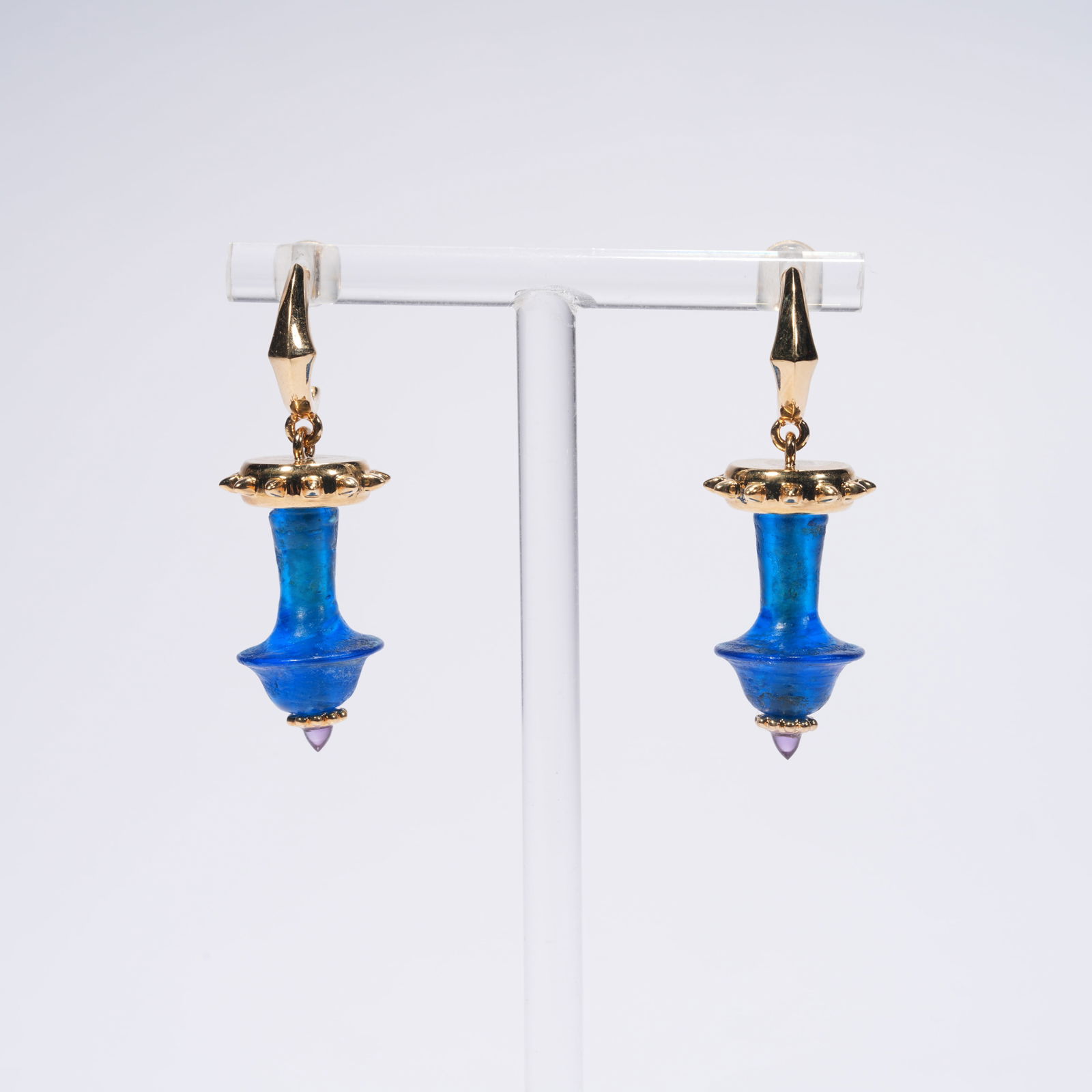 A PAIR OF GLASS EARRINGS: Pair of Glass Earrings