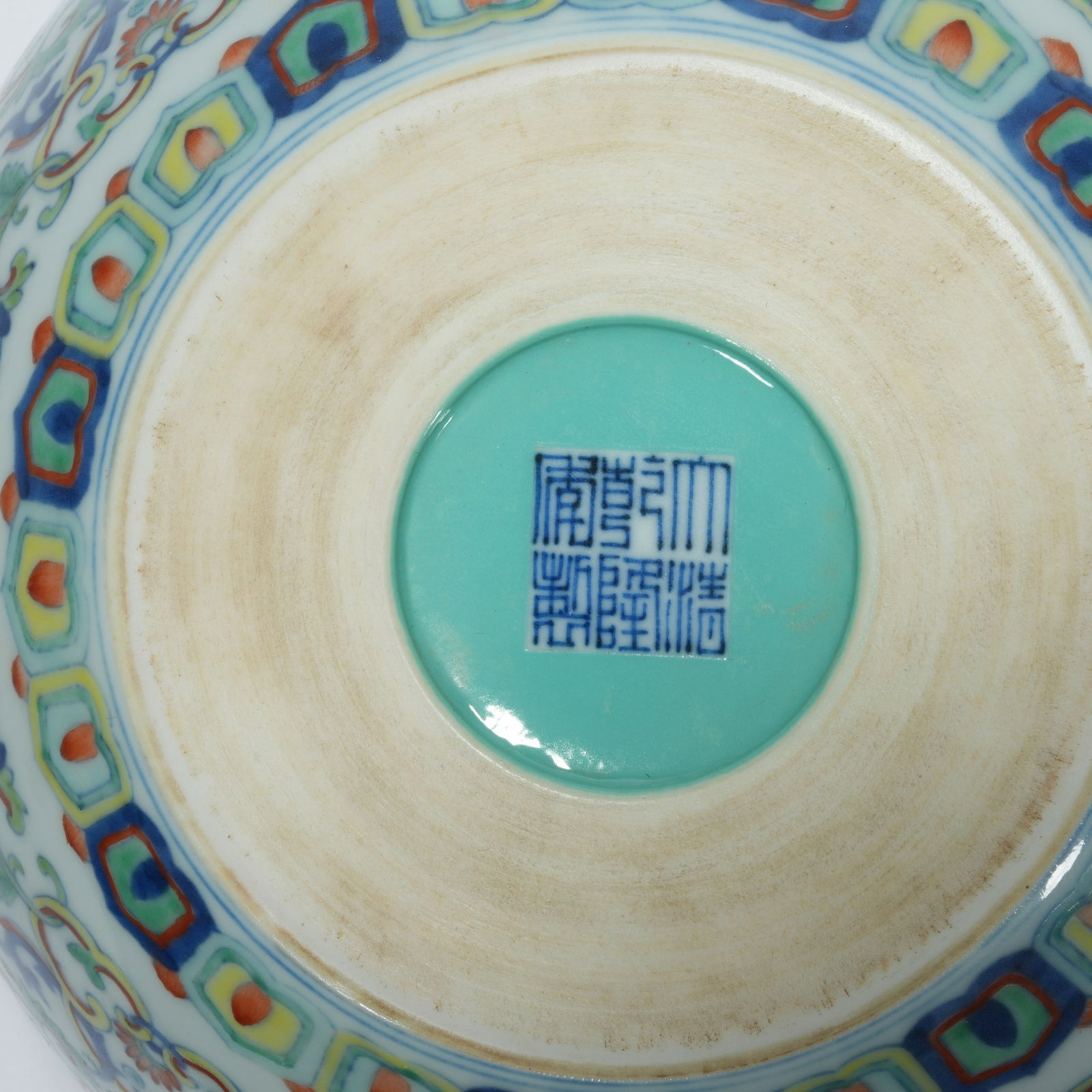 A DOUCAI INTERTWINED FLOWER PATTERN JAR - 11