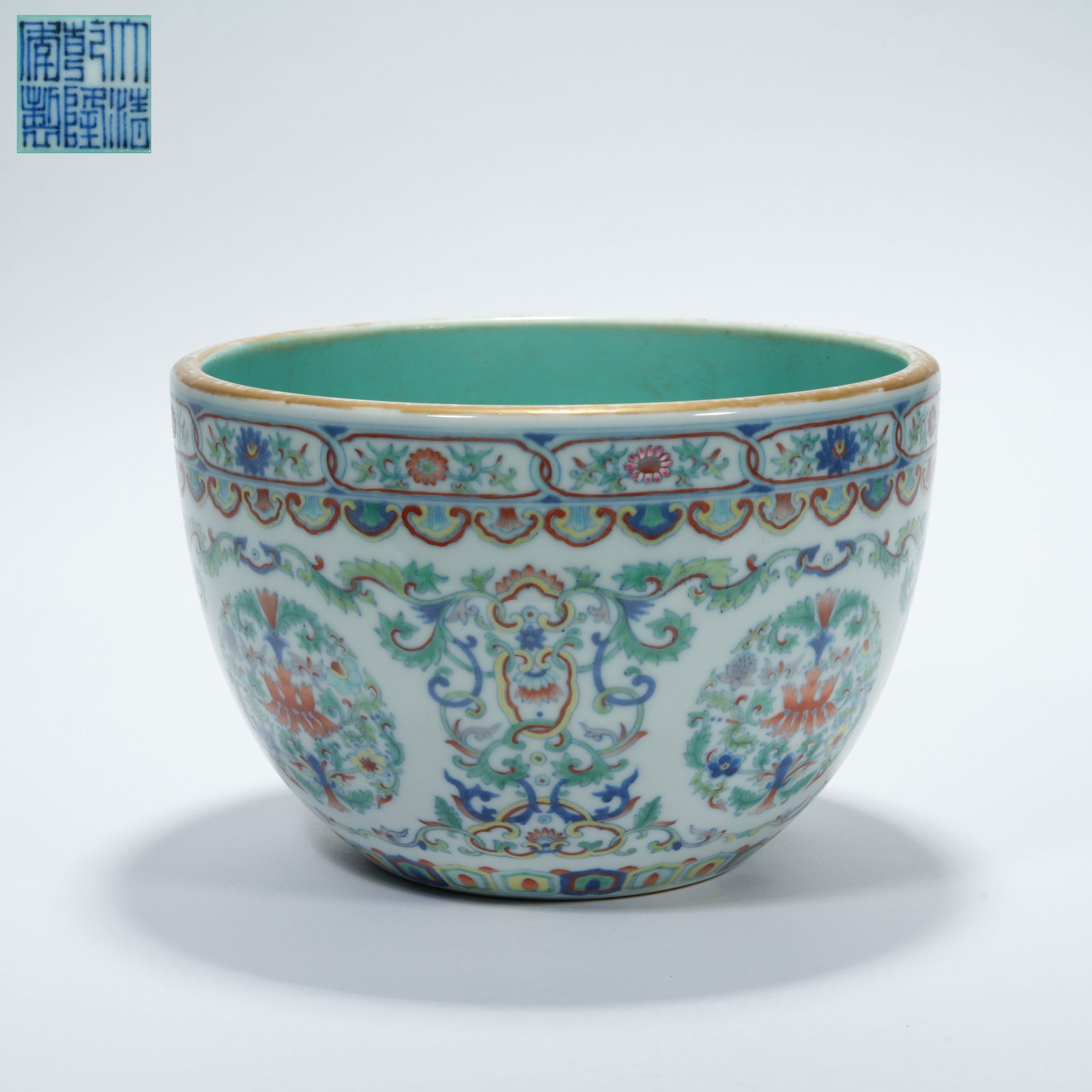 A DOUCAI INTERTWINED FLOWER PATTERN JAR: Doucai Intertwined Flower Pattern Jar