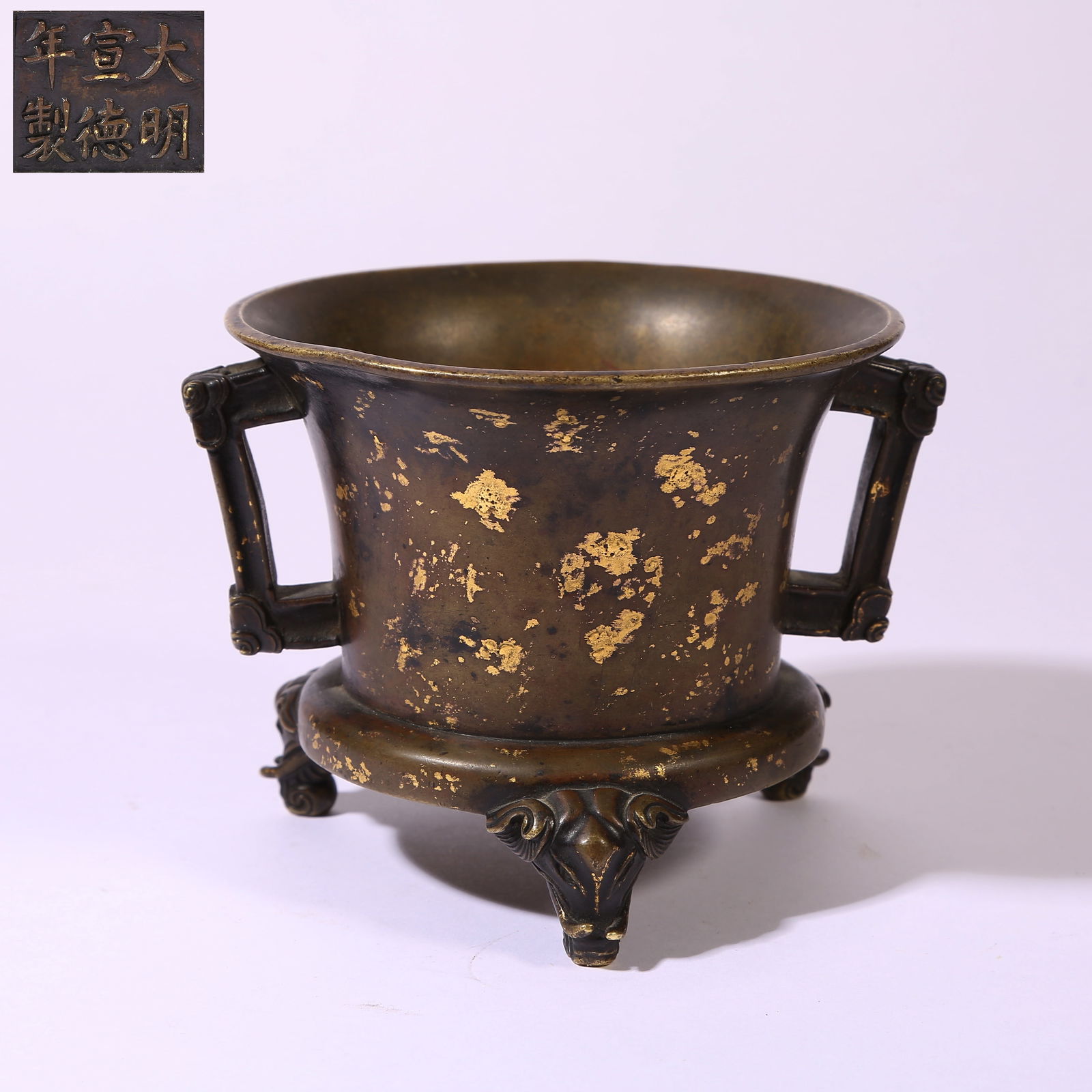 A BRONZE GOLD-SPLASHED RITUAL LAMP: Bronze Gold-Splashed Ritual Lamp