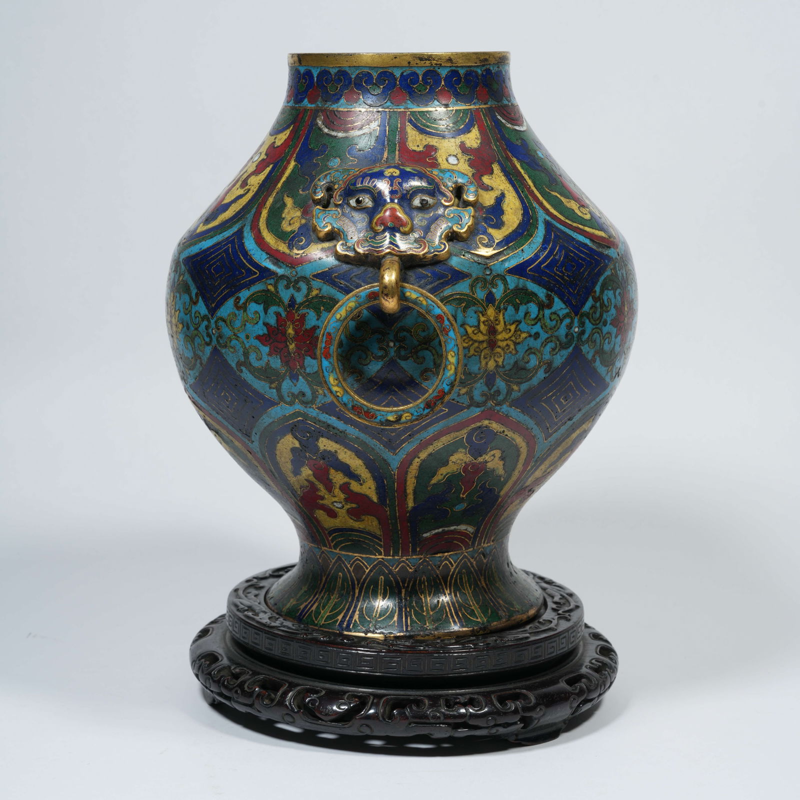 A CLOISONNÉ-ENAMEL DOUBLE-BEAST-HANDLED JAR WITH INTERTWINING FLORAL MOTIFS ON A BRONZE BODY - 3