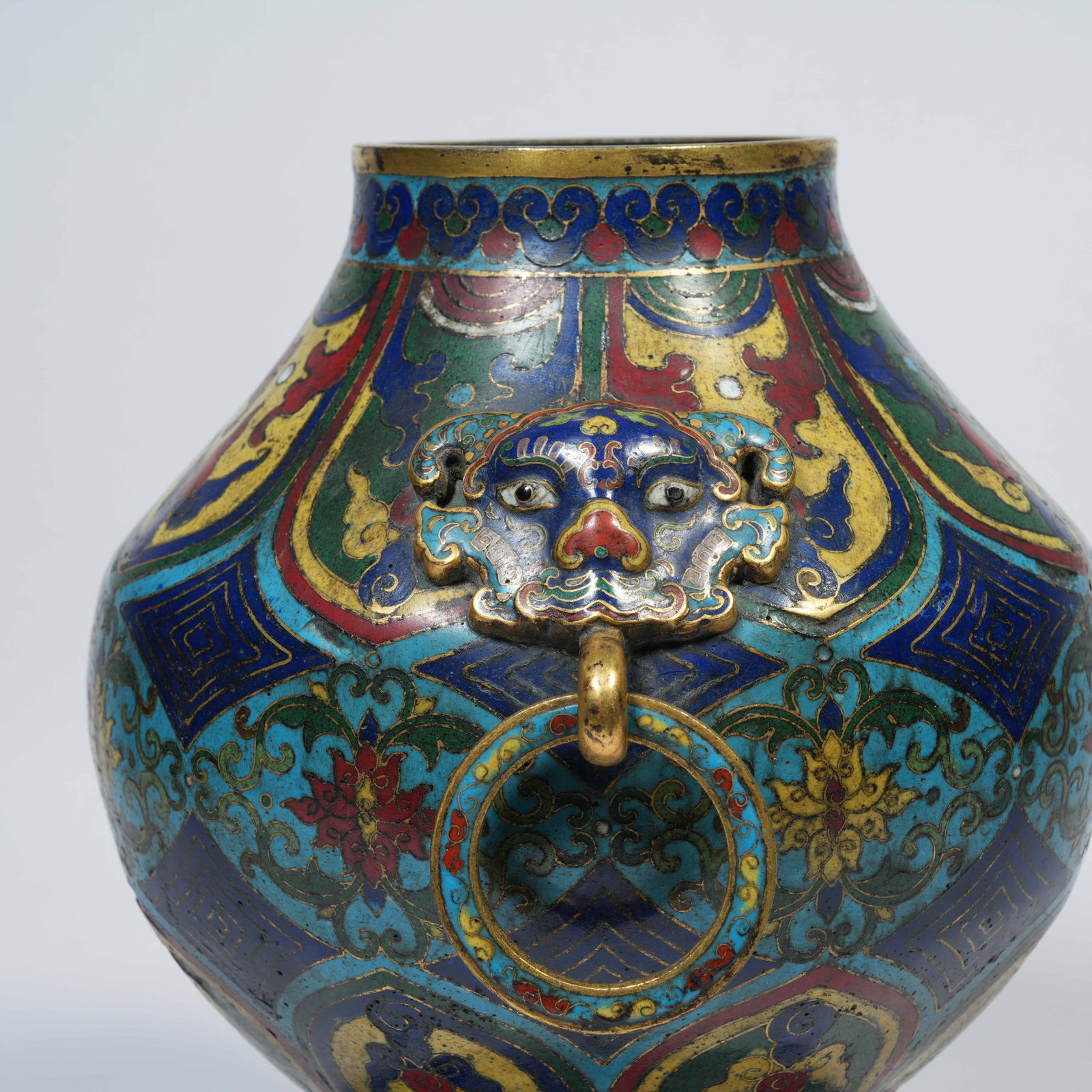 A CLOISONNÉ-ENAMEL DOUBLE-BEAST-HANDLED JAR WITH INTERTWINING FLORAL MOTIFS ON A BRONZE BODY - 4