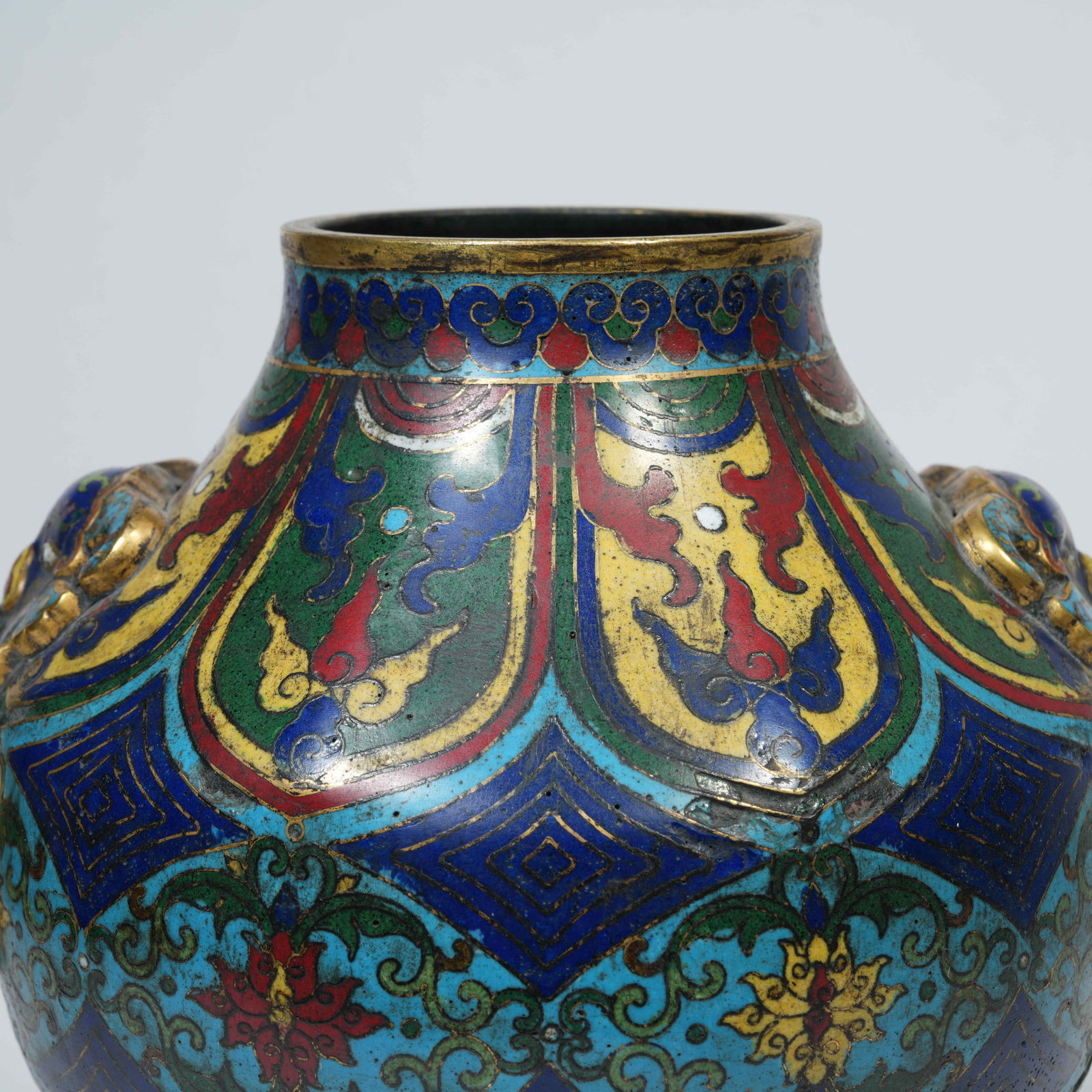 A CLOISONNÉ-ENAMEL DOUBLE-BEAST-HANDLED JAR WITH INTERTWINING FLORAL MOTIFS ON A BRONZE BODY - 6