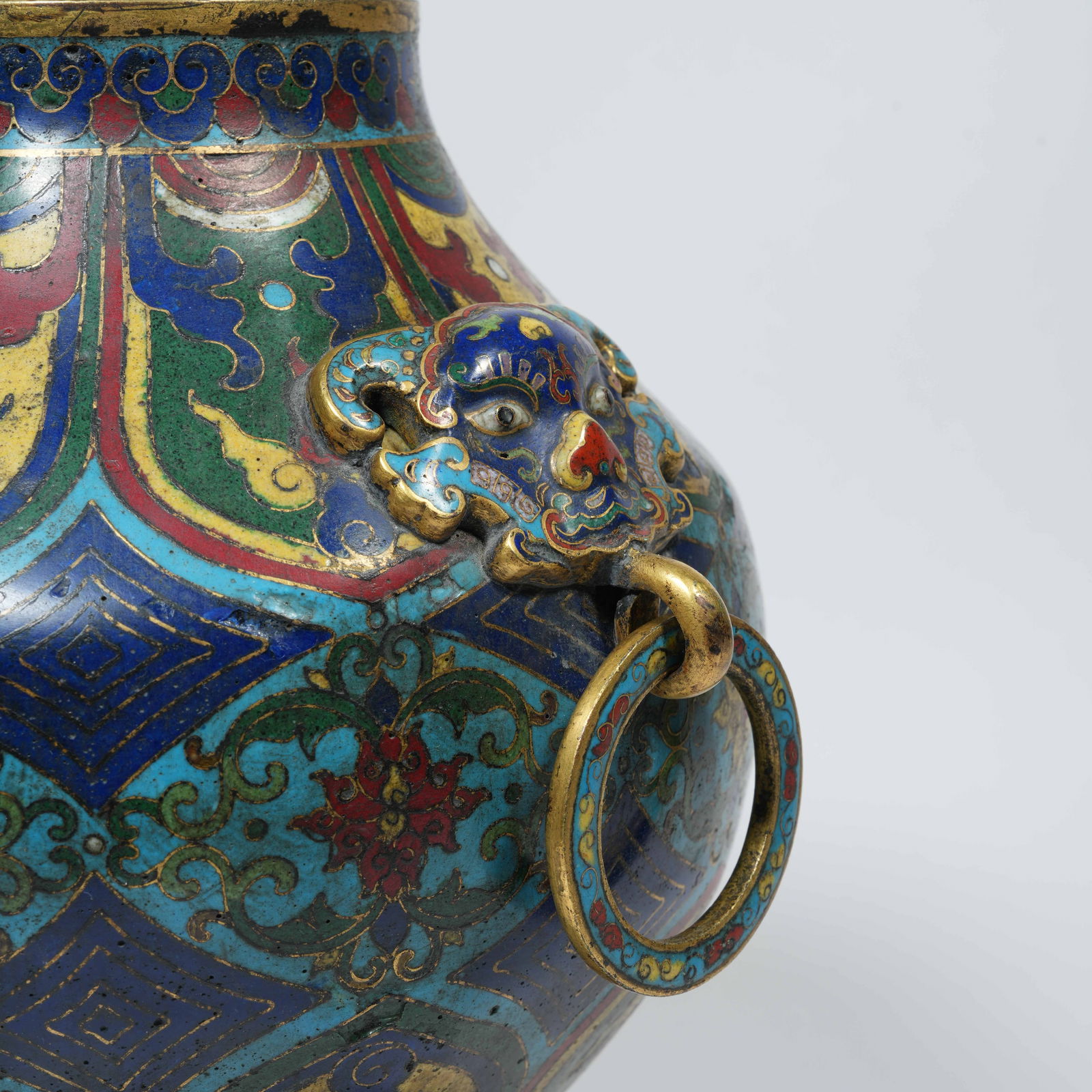 A CLOISONNÉ-ENAMEL DOUBLE-BEAST-HANDLED JAR WITH INTERTWINING FLORAL MOTIFS ON A BRONZE BODY - 7