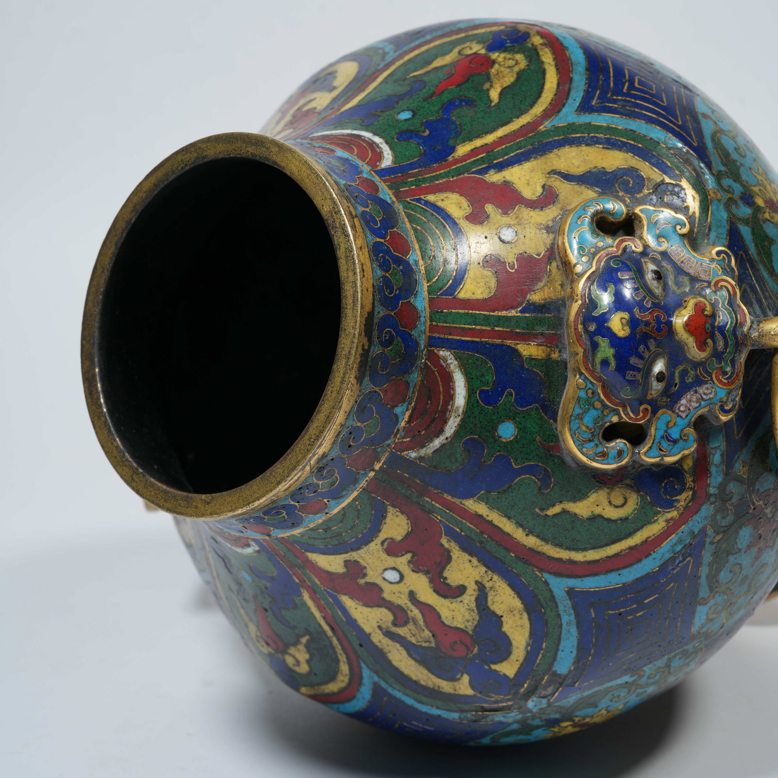 A CLOISONNÉ-ENAMEL DOUBLE-BEAST-HANDLED JAR WITH INTERTWINING FLORAL MOTIFS ON A BRONZE BODY - 8