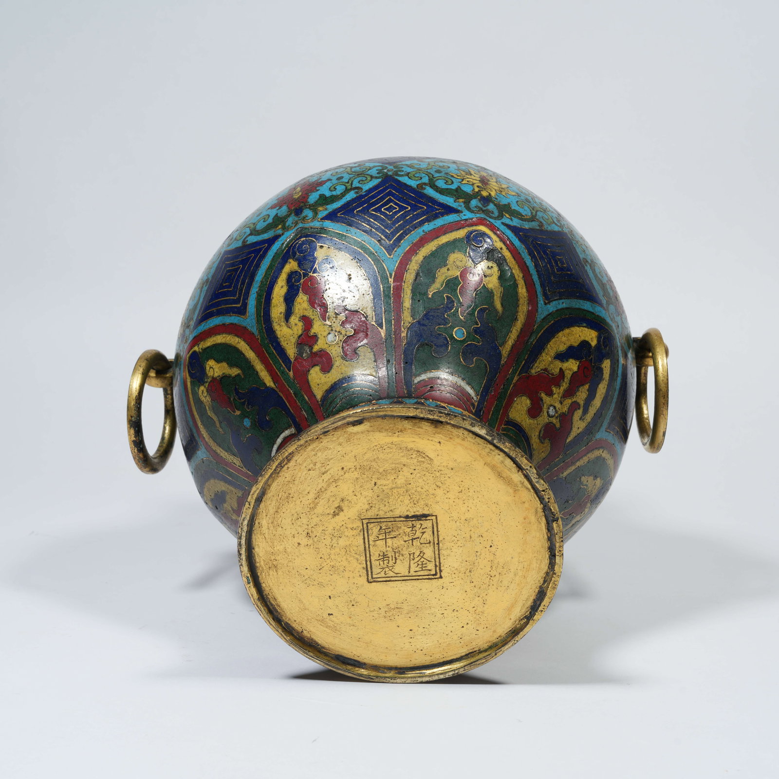 A CLOISONNÉ-ENAMEL DOUBLE-BEAST-HANDLED JAR WITH INTERTWINING FLORAL MOTIFS ON A BRONZE BODY - 9