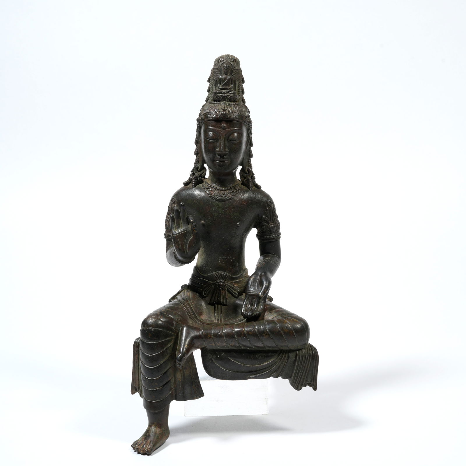 A BRONZE FIGURE OF ACHARYA AVALOKITESHVARA (ACHUOYE GUANYIN): Bronze Figure of Acharya Avalokiteshvara (Achuoye Guanyin)