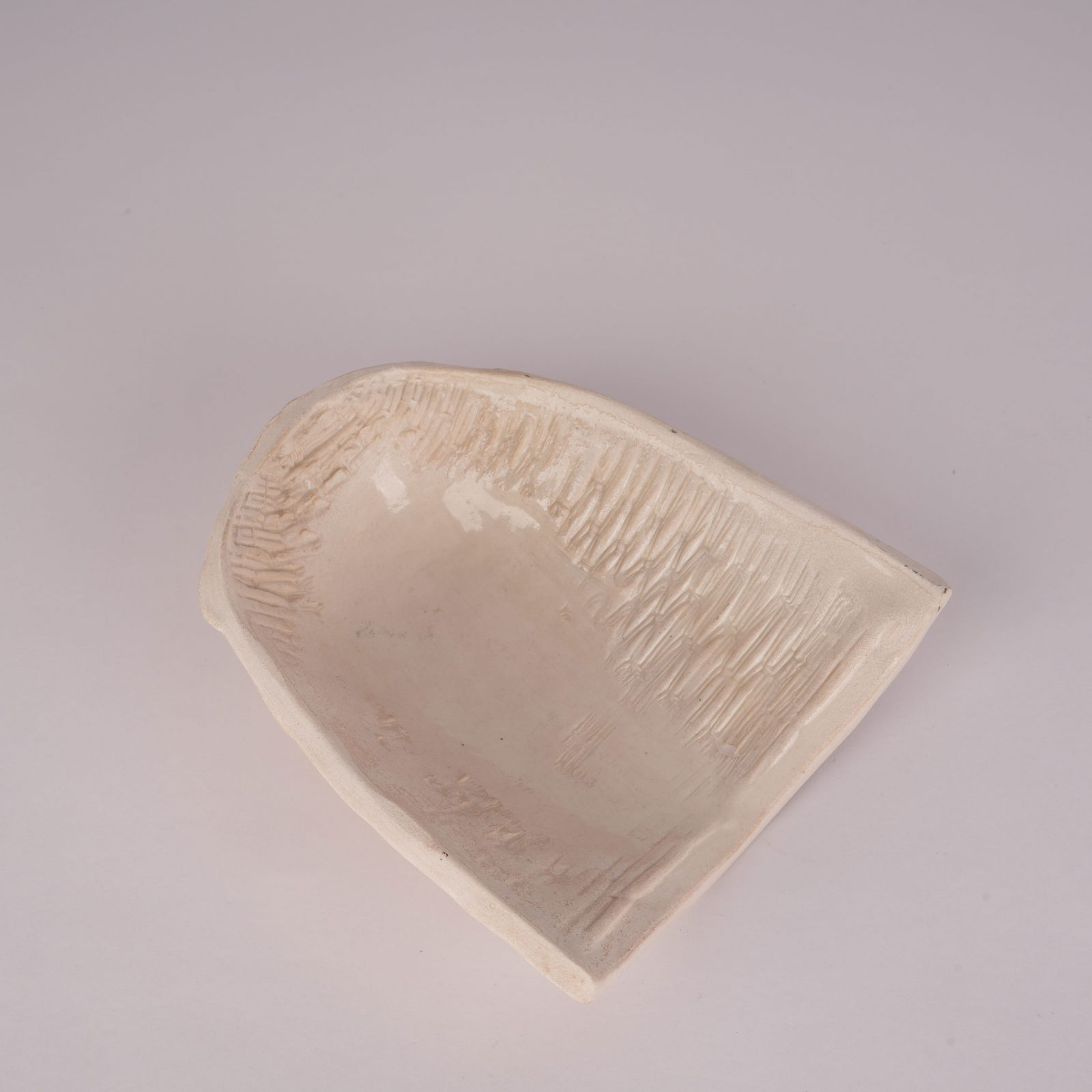 A WHITE PORCELAIN DUSTPAN, TANG DYNASTY (1 of 6)
