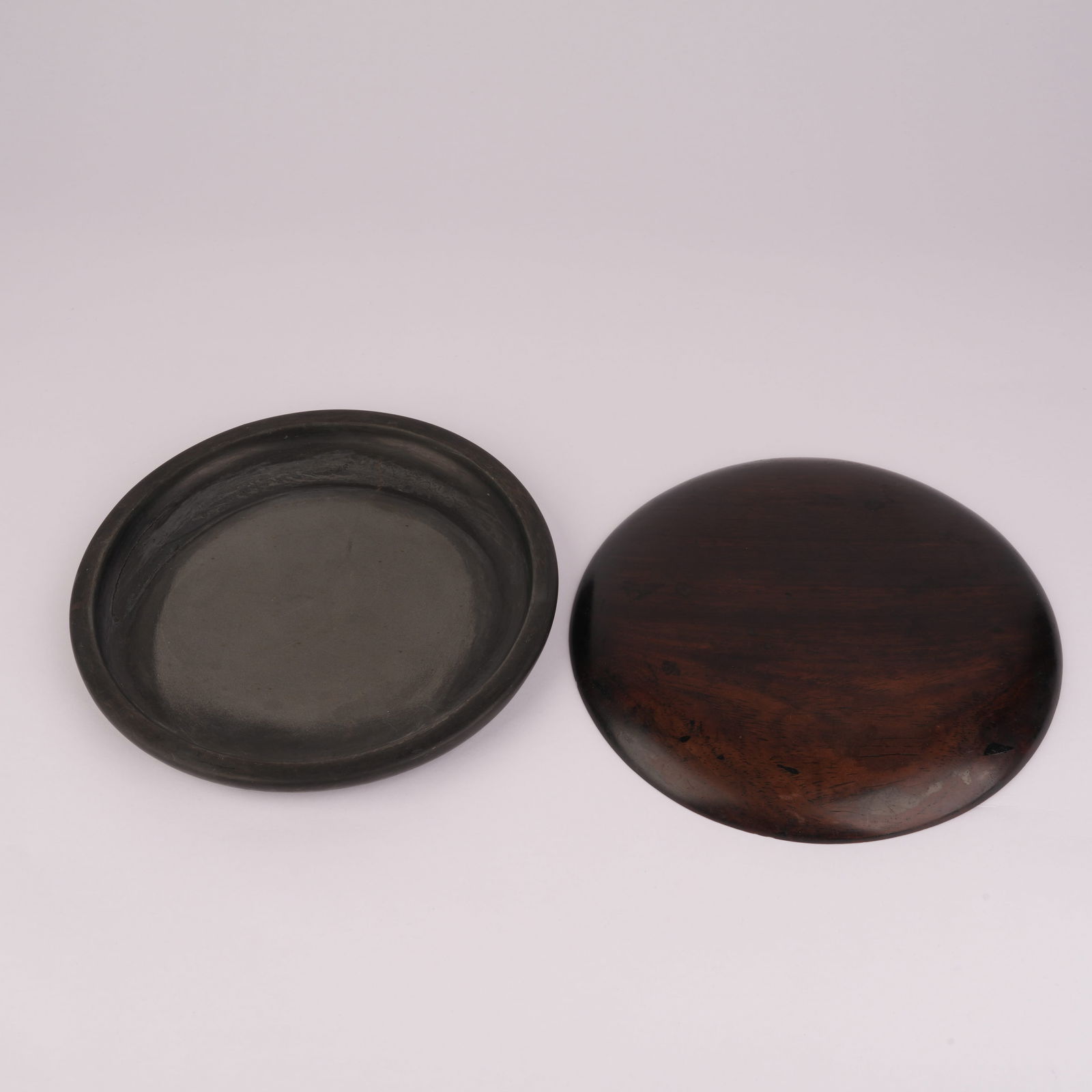 A EARLY QING ROUND INKSTONE WITH LID (1 of 7)