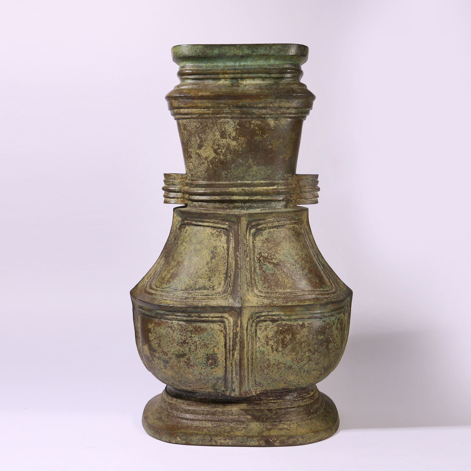 A BRONZE FLAT-HANDLED HU (1 of 10)