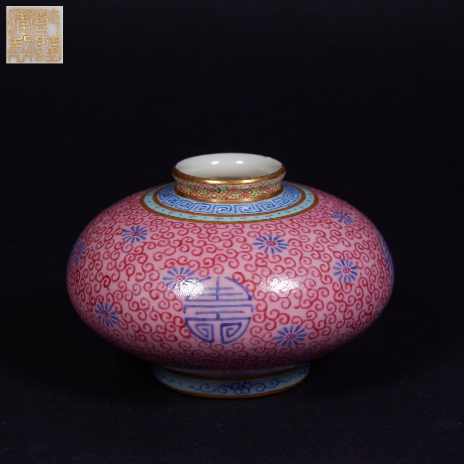 A FAMILLE-ROSE WATER DROPPER WITH AUSPICIOUS CLOUD AND SHOU (LONGEVITY) CHARACTER DECORATION: Famille-rose water dropper with auspicious cloud and shou (longevity) character decoration