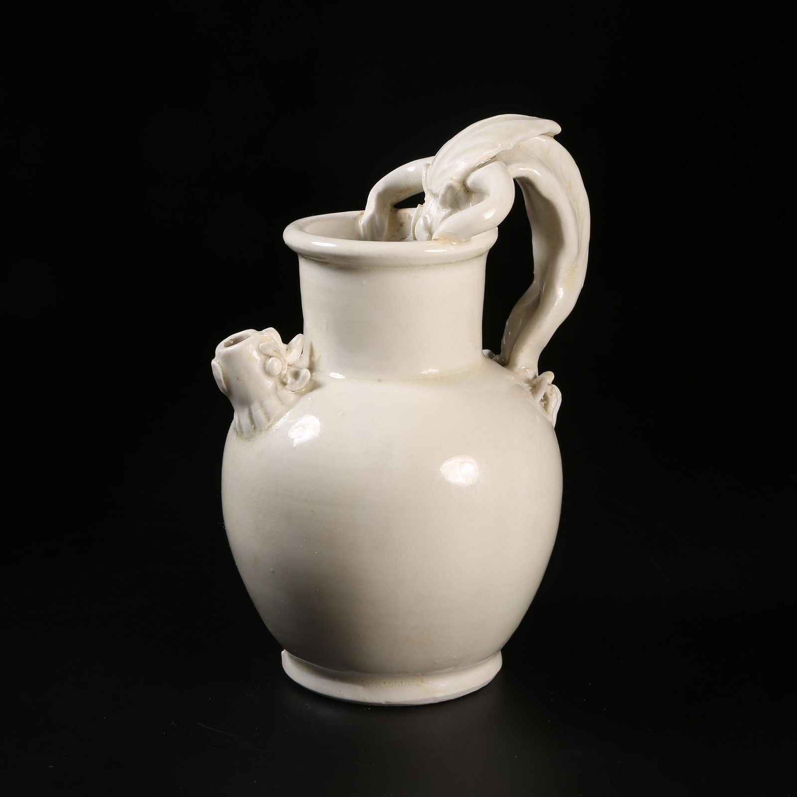 A TANG DYNASTY XING KILN YOU EWER WITH CHILONG HANDLE (1 of 8)