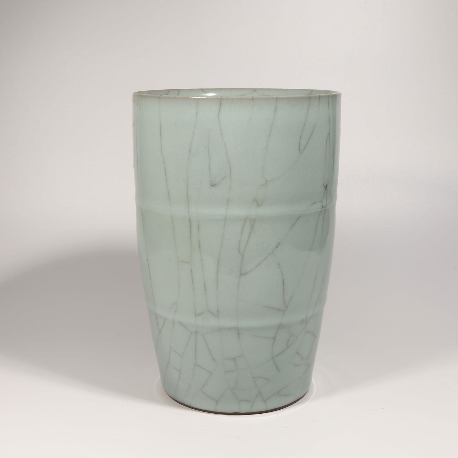 A OFFICIAL KILN SCROLL-PATTERNED BRUSH POT: Official Kiln Scroll-Patterned Brush Pot