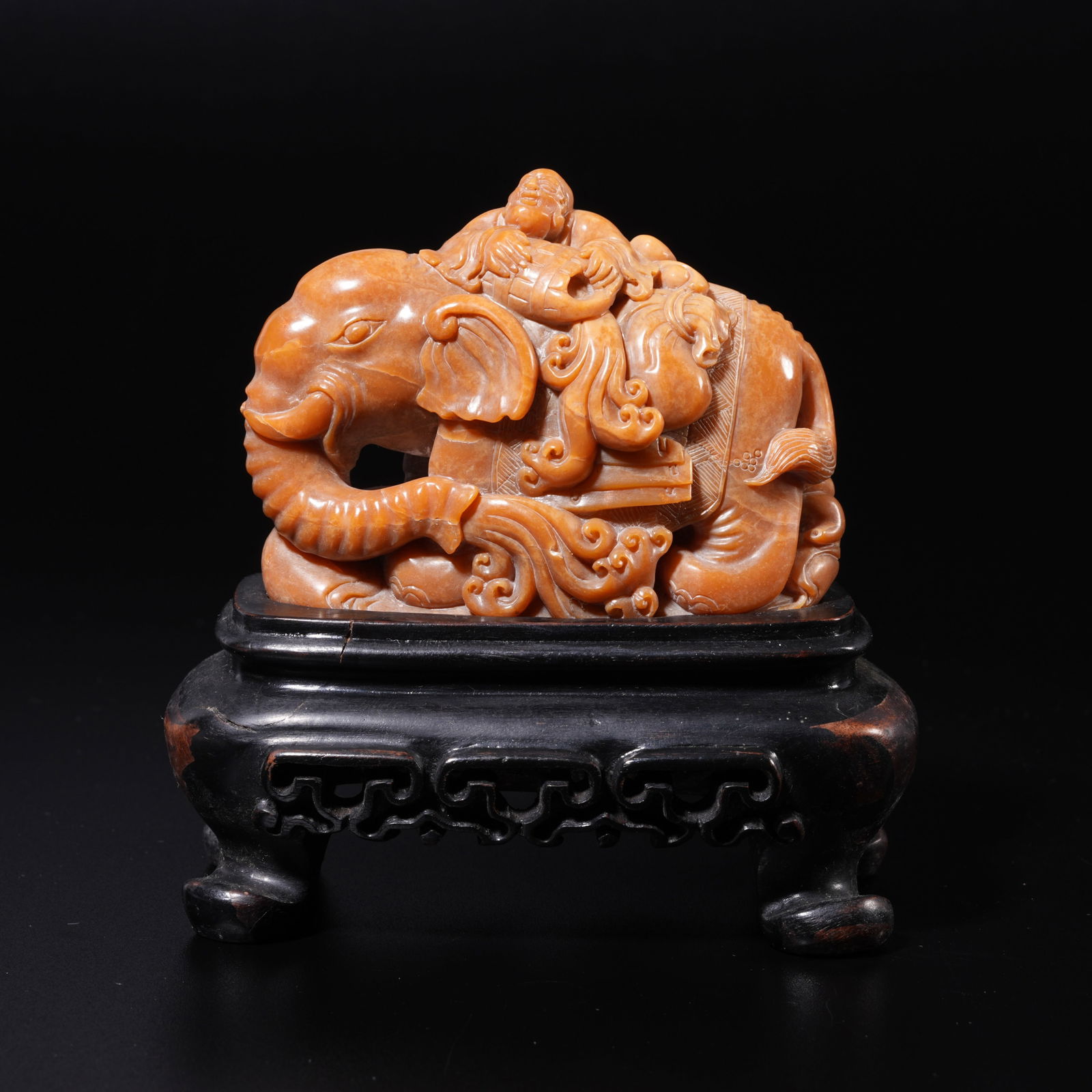 A SHOUSHAN TIANHUANG STONE CARVED ELEPHANT-SHAPED WASH ORNAMENT: Shoushan Tianhuang Stone Carved Elephant-Shaped Wash Ornament