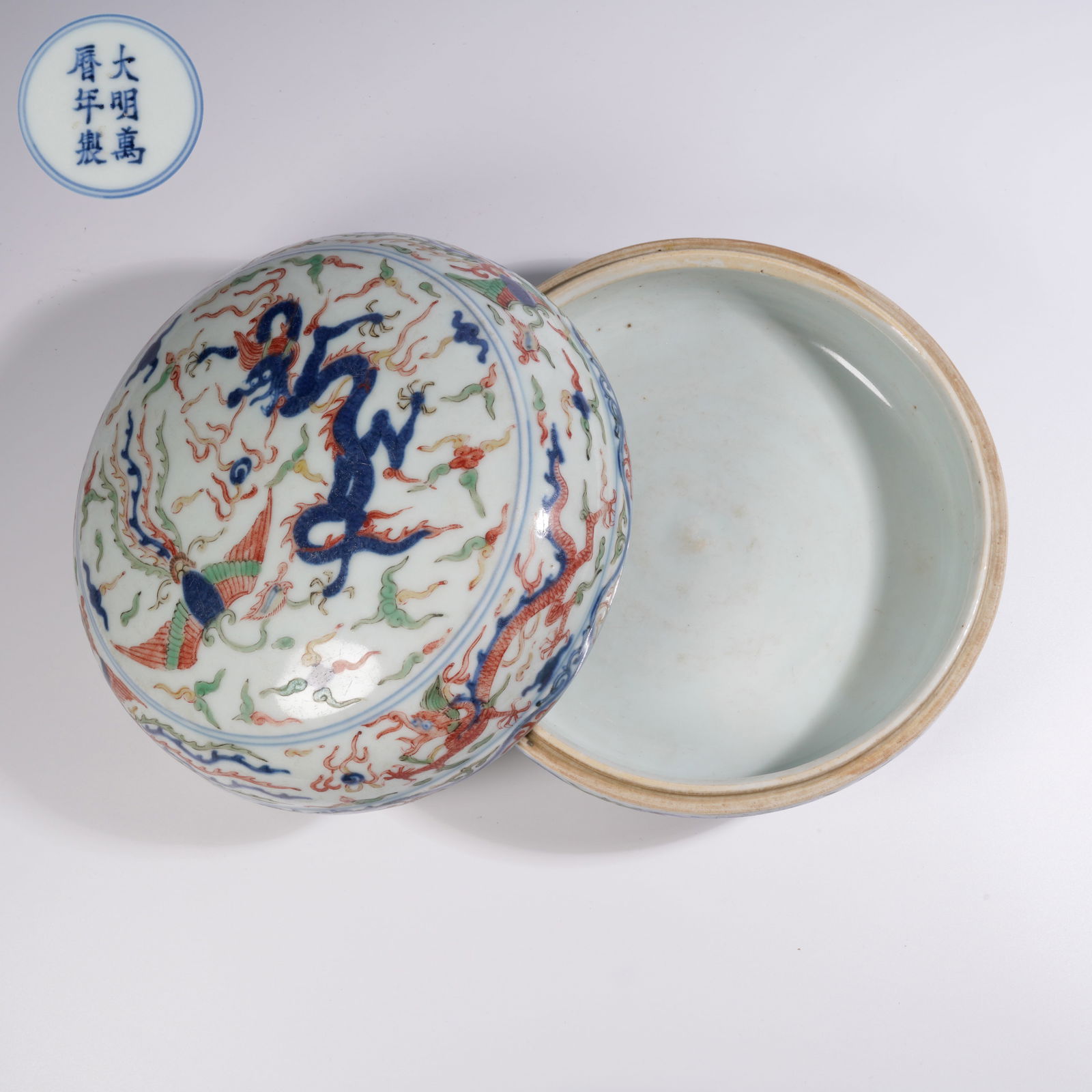 A WUCAI DRAGON-AND-PHOENIX COVERED BOX: Wucai dragon-and-phoenix covered box