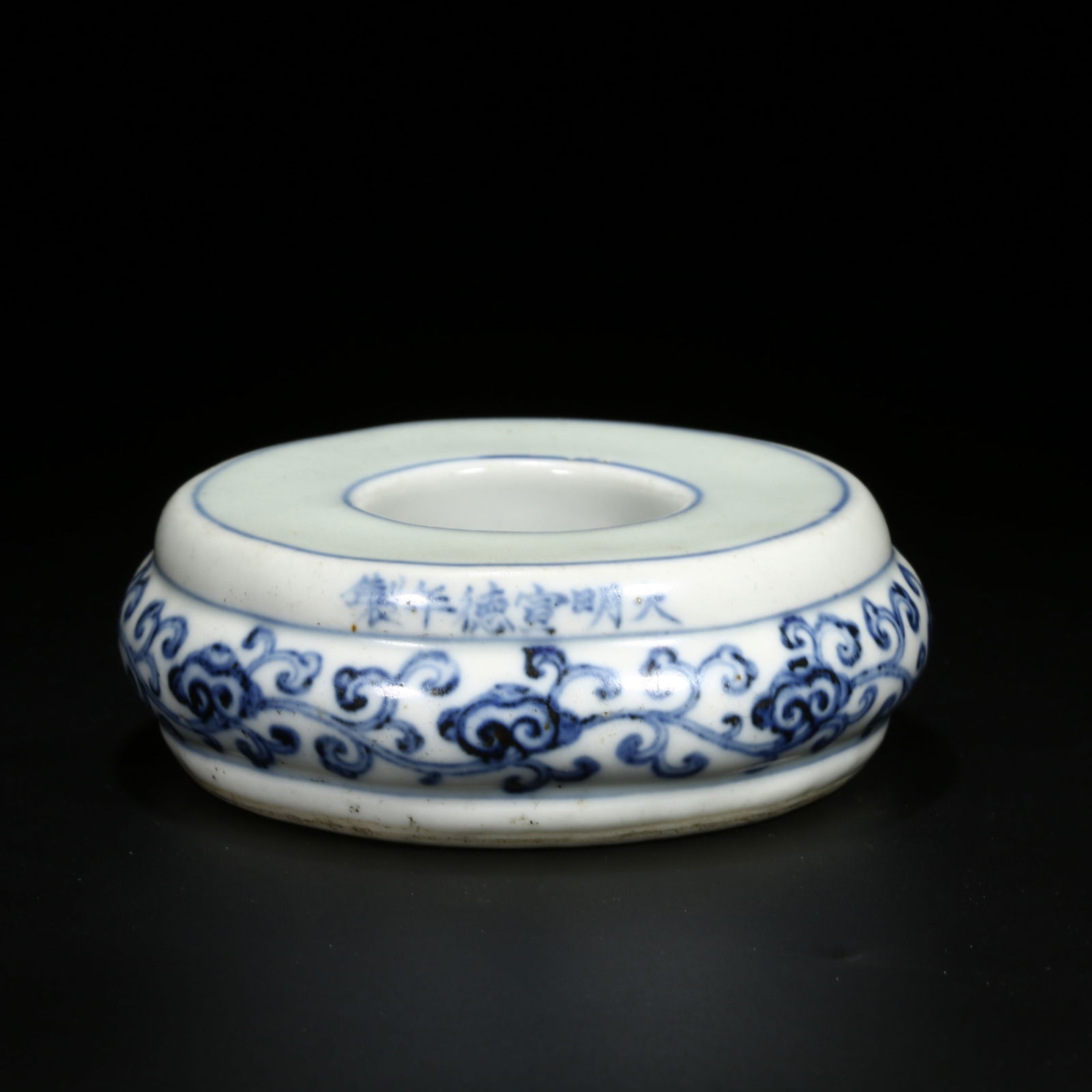 A BLUE-AND-WHITE PAPERWEIGHT WITH ENTWINED LINGZHI SCROLL DESIGN: Blue-and-white paperweight with entwined lingzhi scroll design