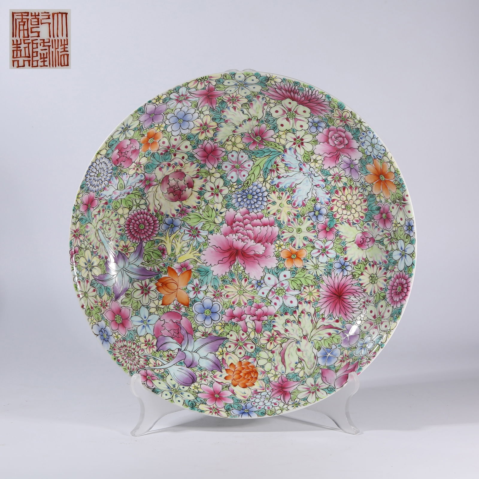 A FAMILLE-ROSE PLATE WITH "HUNDRED FLOWERS NEVER FALL TO THE GROUND" MOTIF: Famille-Rose Plate with "Hundred Flowers Never Fall to the Ground" Motif