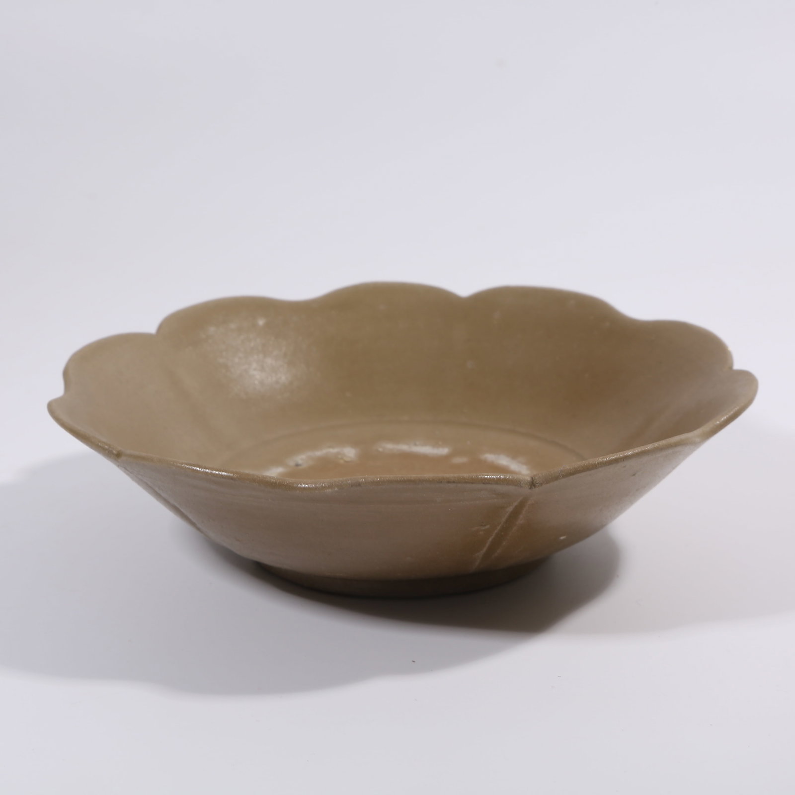 A SONG DYNASTY YUE KILN FLOWER-MOUTHED WASH: Song Dynasty Yue Kiln Flower-Mouthed Wash