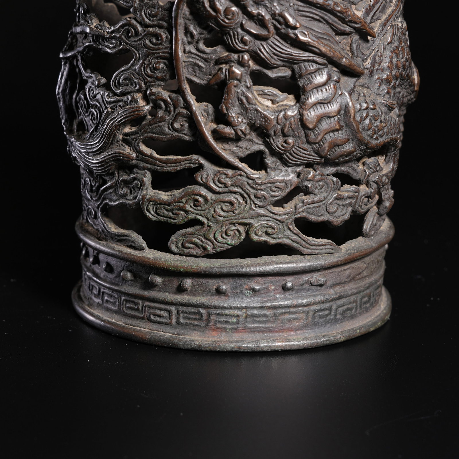 A BRONZE OPENWORK CLOUD AND DRAGON-PATTERN BRUSH HOLDER - 3