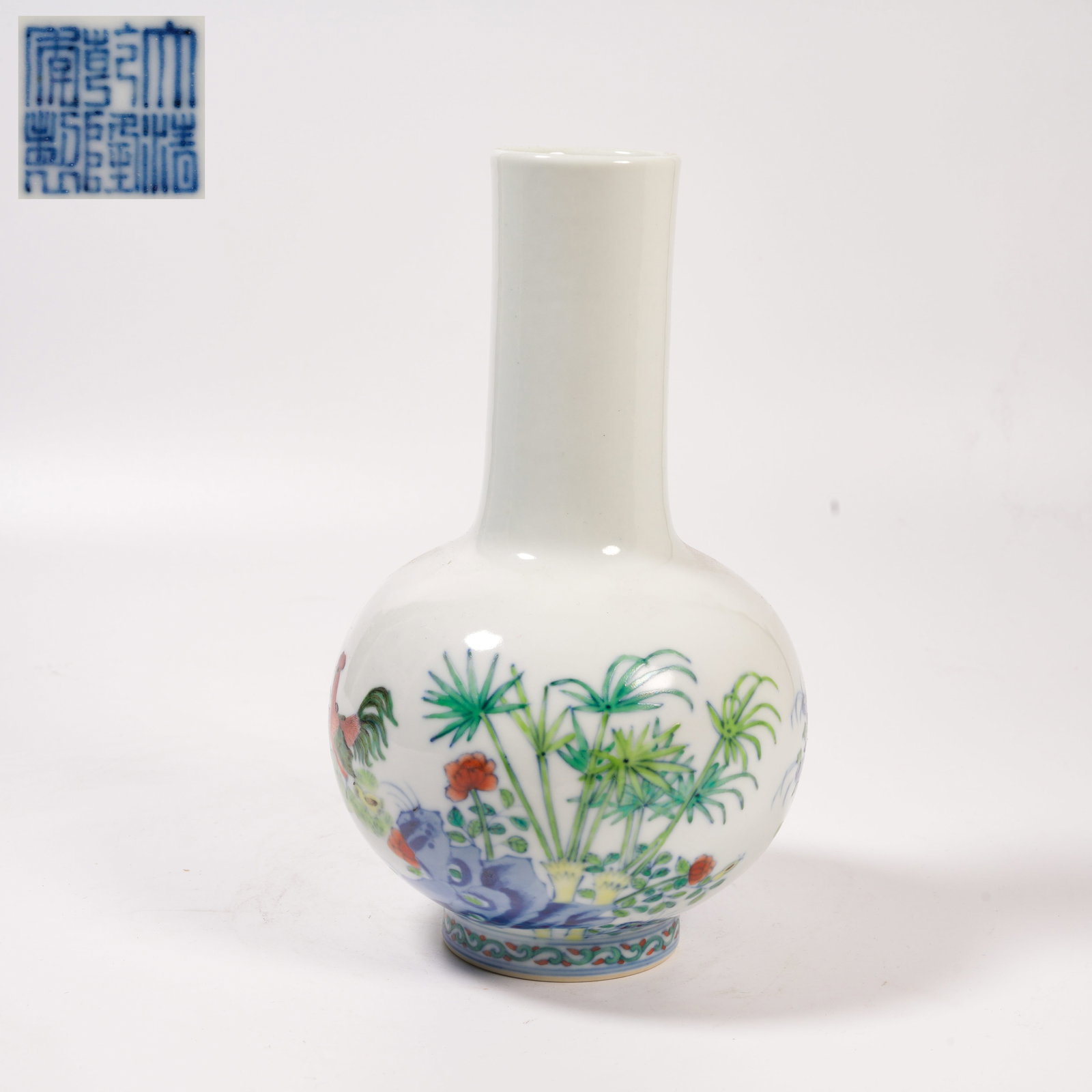 A DOUCAI LONG-NECK VASE WITH "FAMILY HAPPINESS" DESIGN: Doucai Long-Neck Vase with "Family Happiness" Design