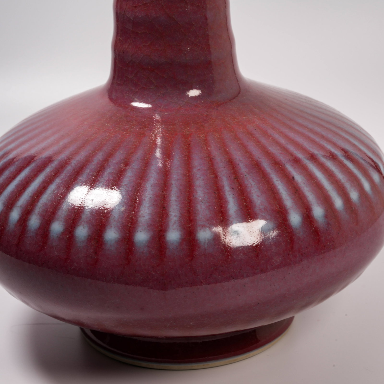 A FLAMBÉ-GLAZED LONG-NECK VASE WITH STRING PATTERN - 4