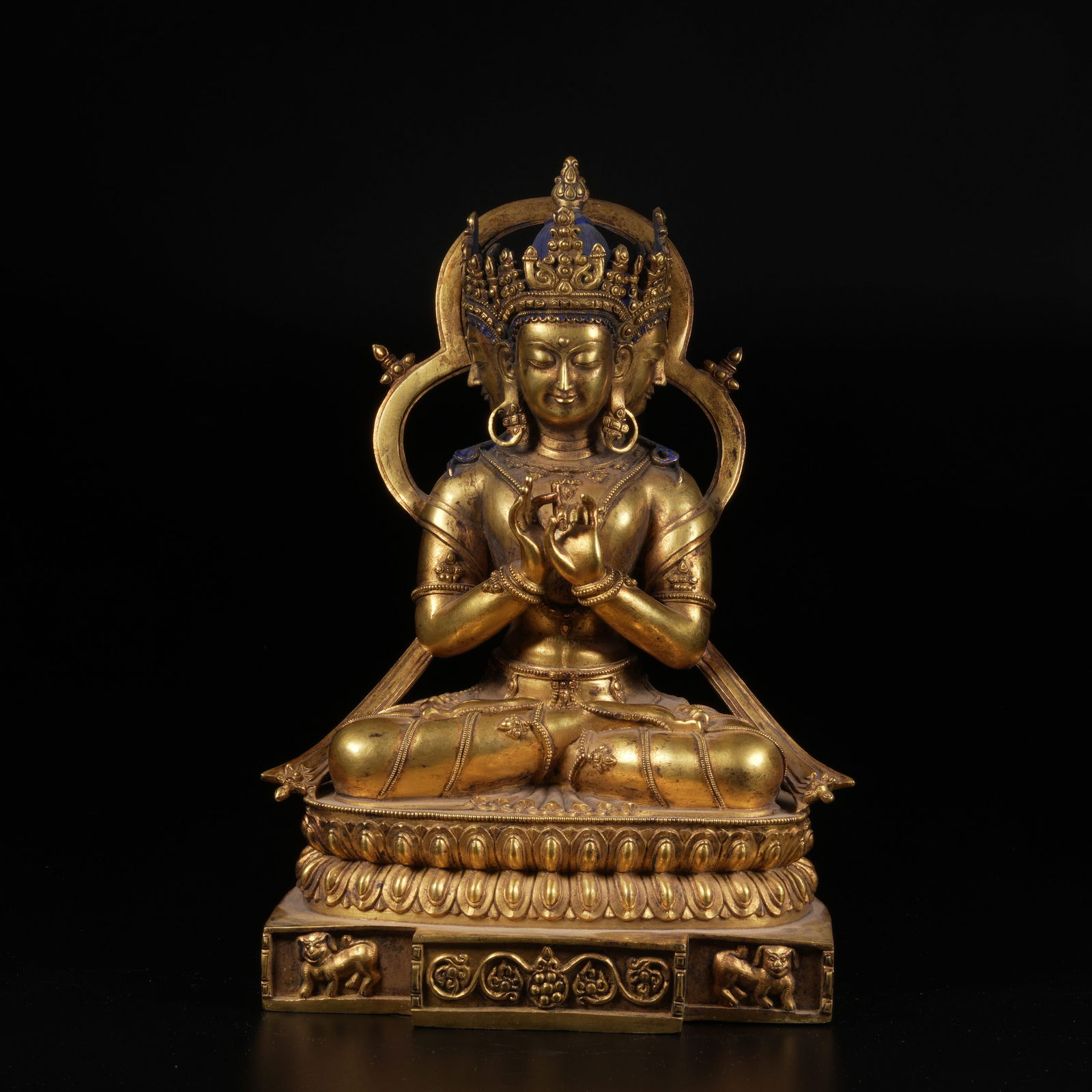 A GILT-BRONZE VAIROCANA BUDDHA STATUE: Gilt-Bronze Vairocana Buddha Statue