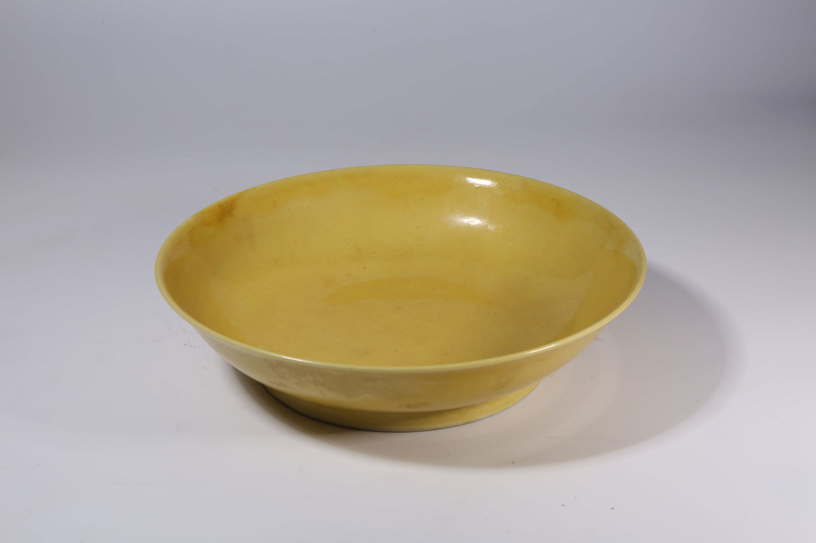 A YELLOW-GLAZED PLATE - 2