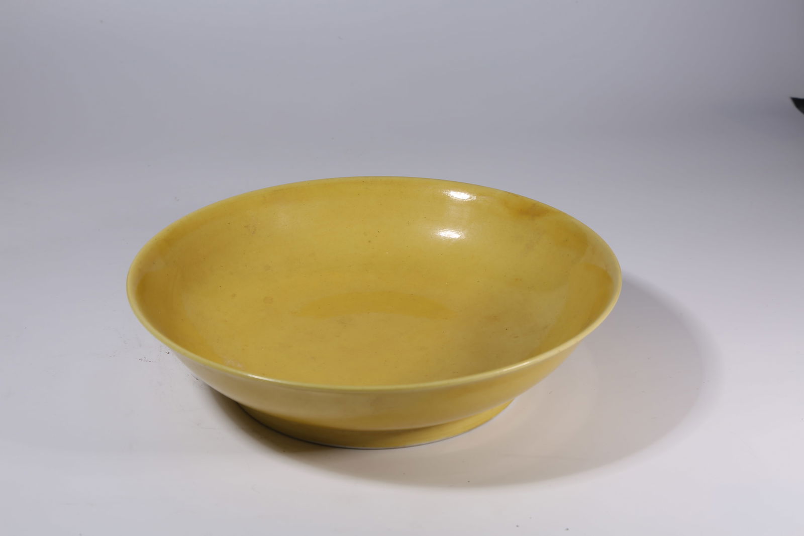 A YELLOW-GLAZED PLATE - 3