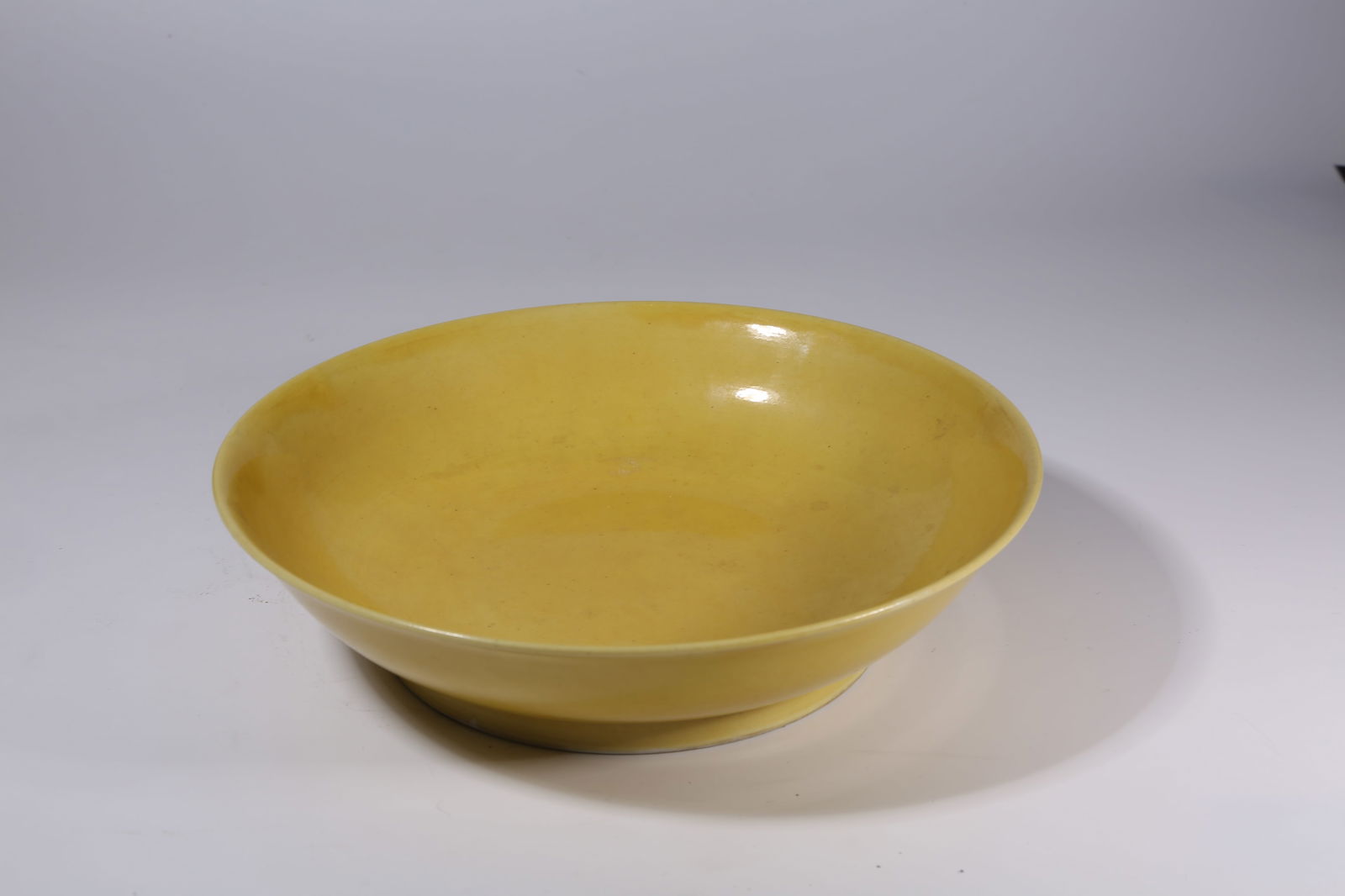 A YELLOW-GLAZED PLATE - 4