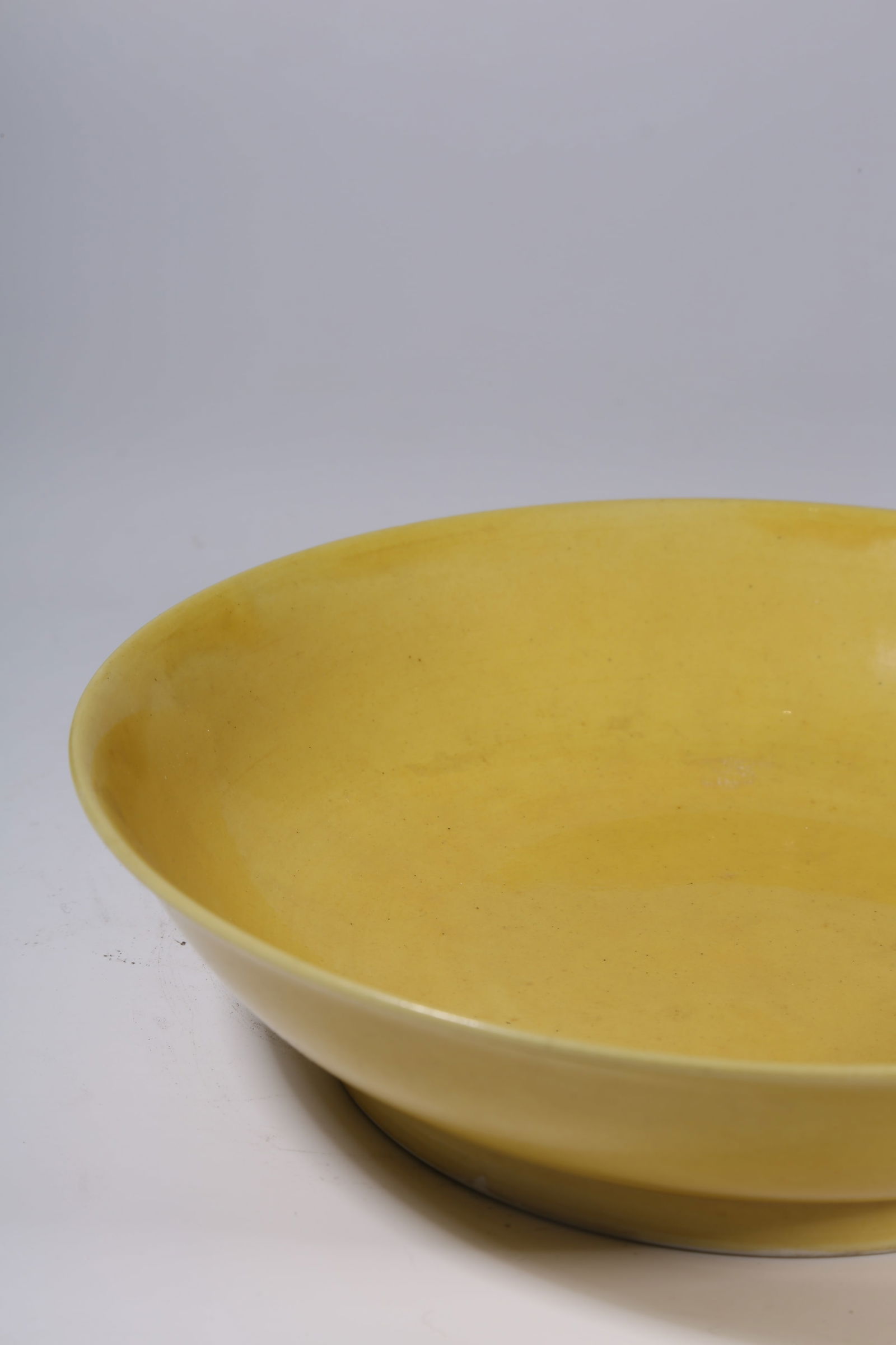 A YELLOW-GLAZED PLATE - 5