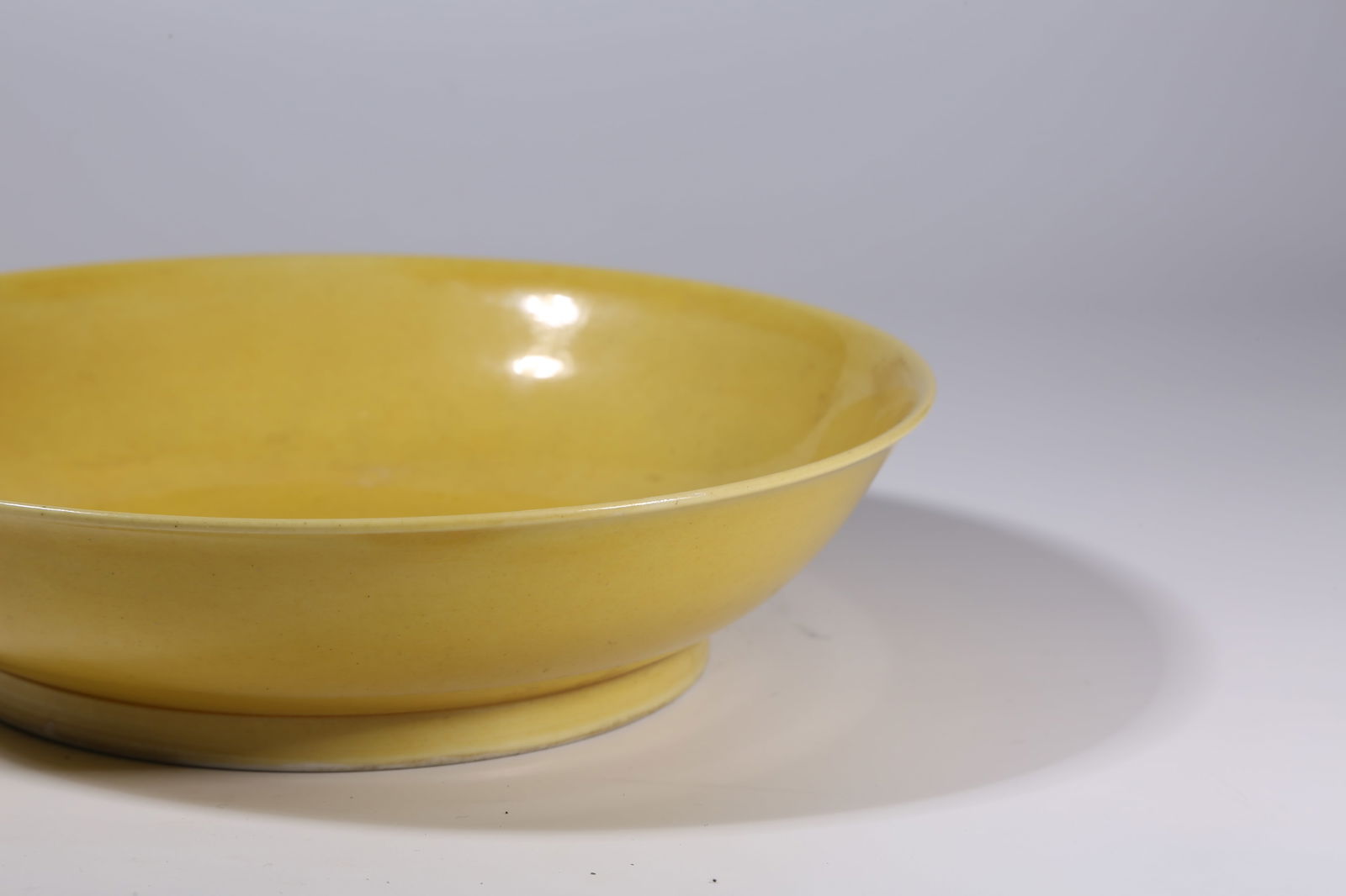 A YELLOW-GLAZED PLATE - 7
