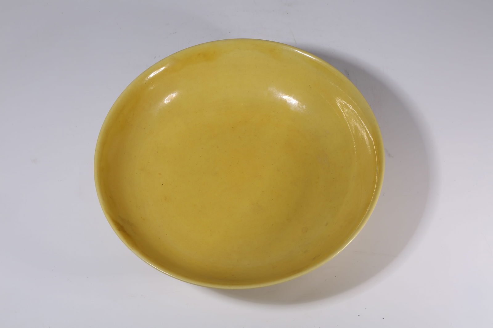 A YELLOW-GLAZED PLATE - 8