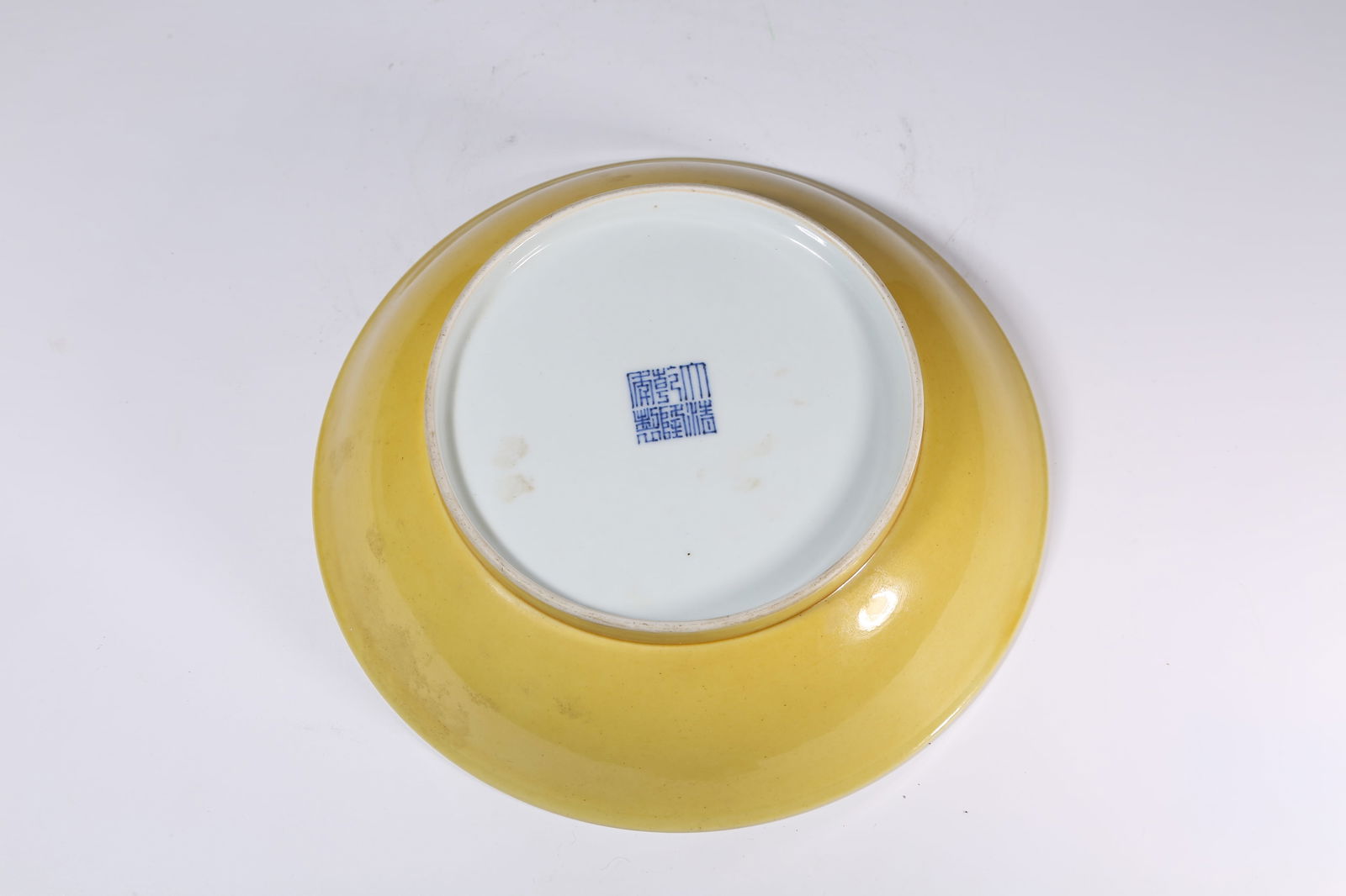 A YELLOW-GLAZED PLATE - 9